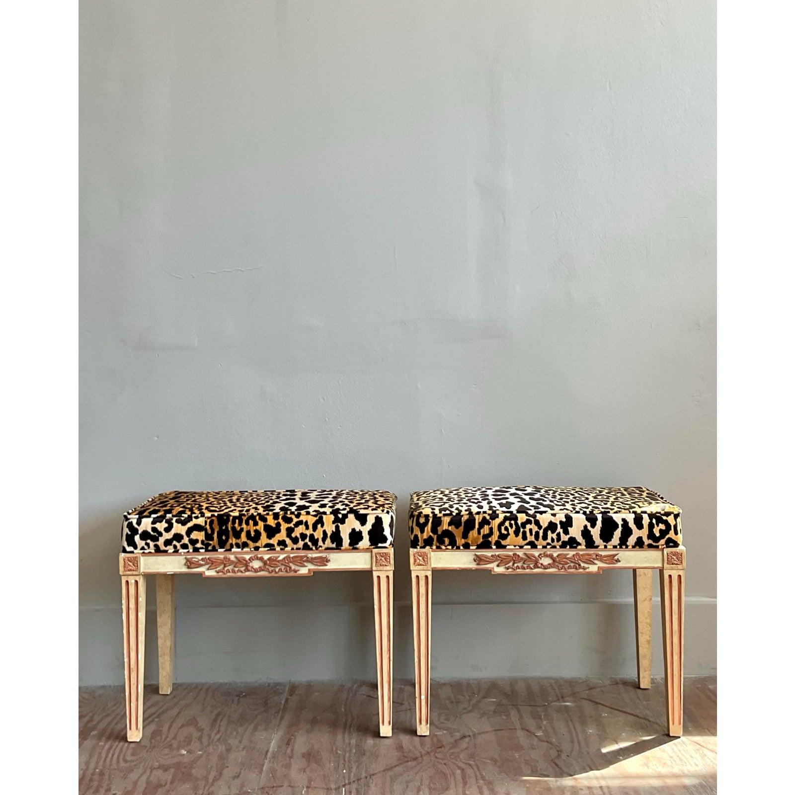 Cette fabuleuse paire de bancs vintage de style Regency apporte une touche de sophistication. Fabriqué de main de maître, chaque banc présente un élégant cadre en bois sculpté avec des détails néoclassiques classiques, notamment des pieds cannelés