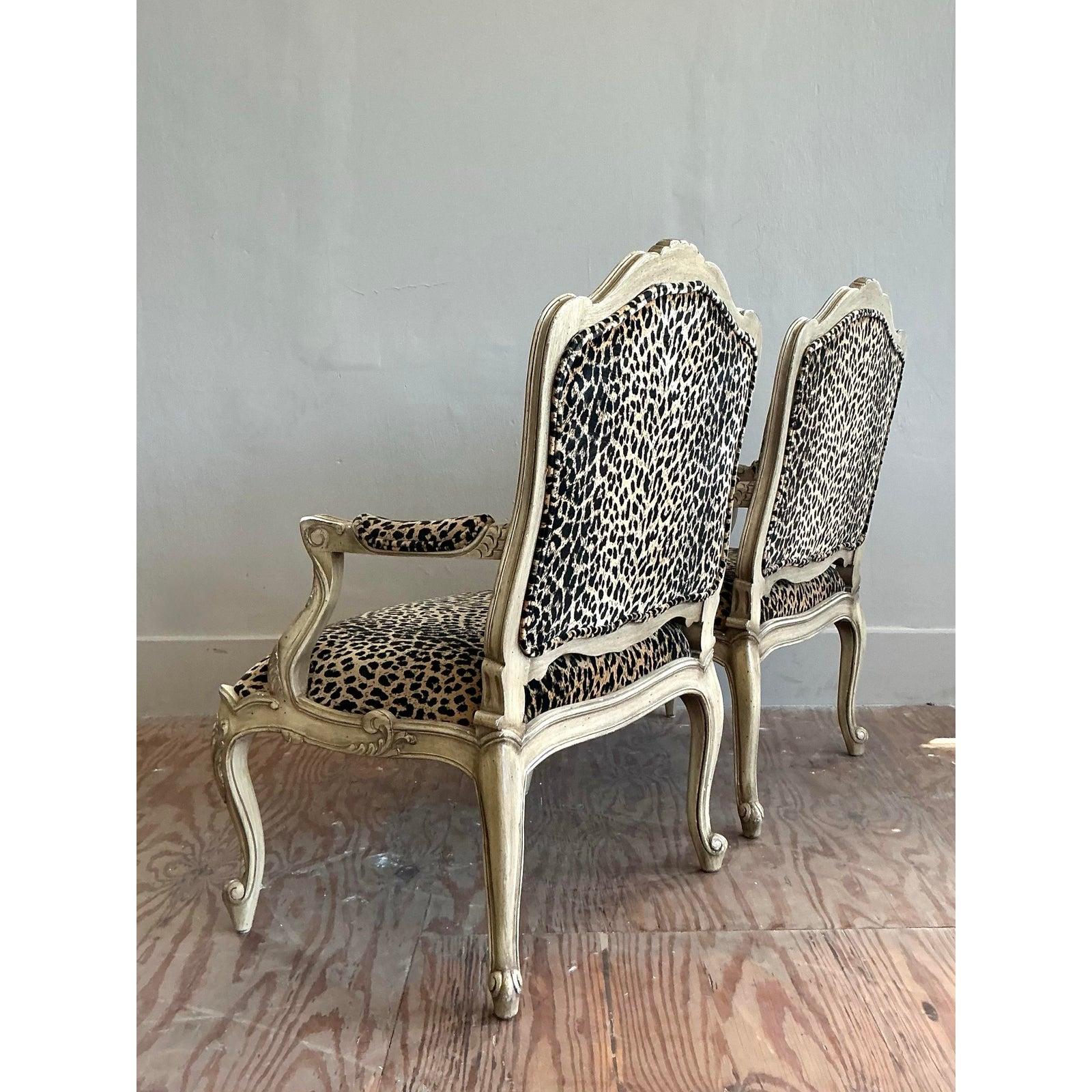 Libérez le maximaliste qui sommeille en vous avec cette paire de fauteuils vintage absolument stupéfiante. Un cadre classique de style Louis XV, avec des sculptures florales et des coquillages, des pieds cabriole et une finition gracieusement