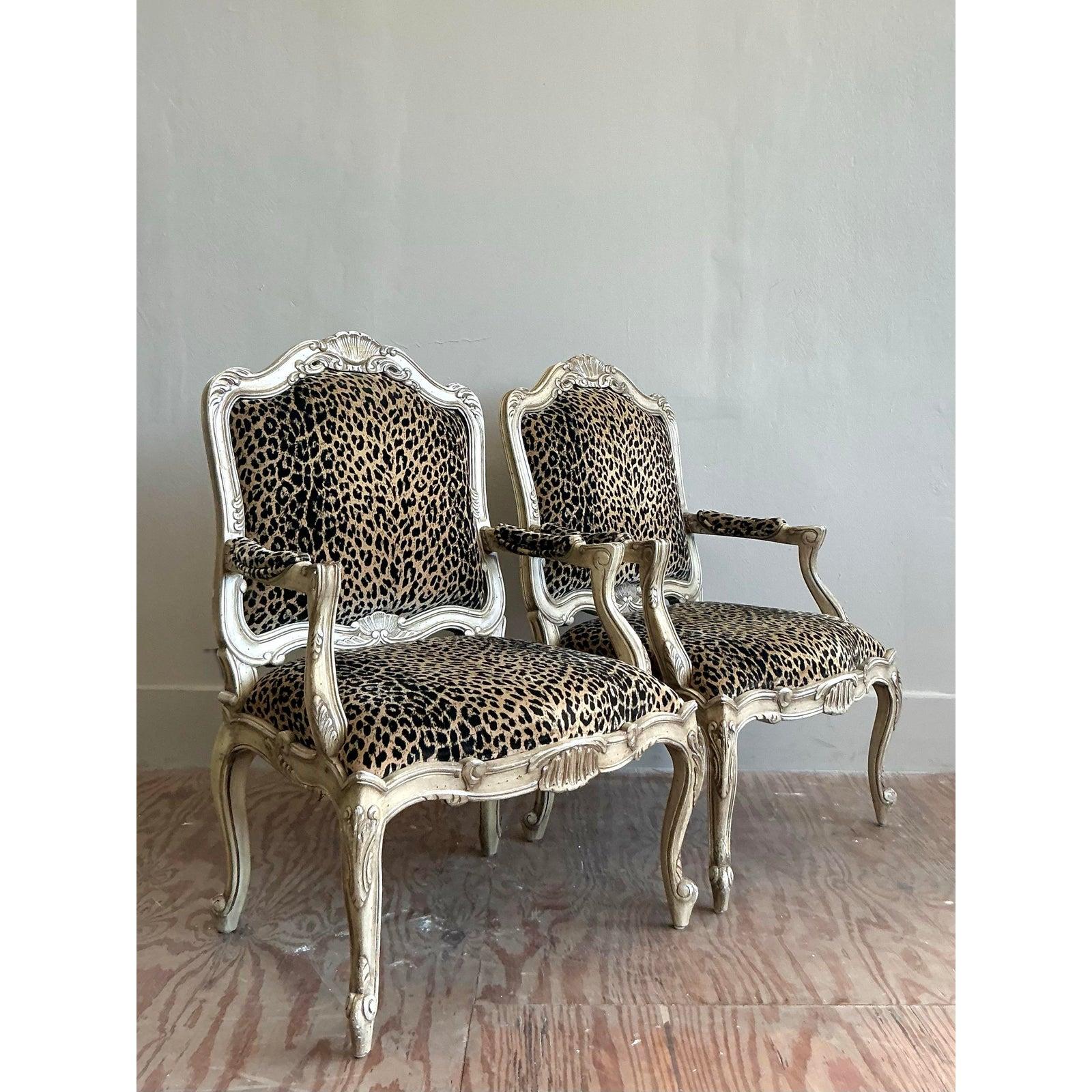 Hollywood Regency Chaises Fauteuil léopard Vintage Regency - une paire en vente