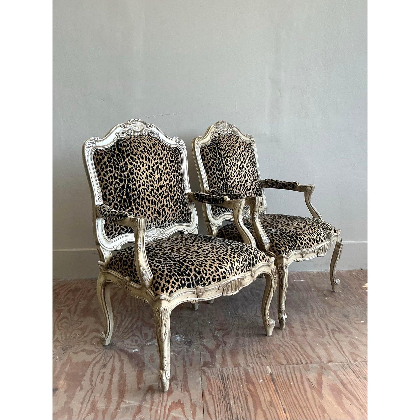 Américain Chaises Fauteuil léopard Vintage Regency - une paire en vente