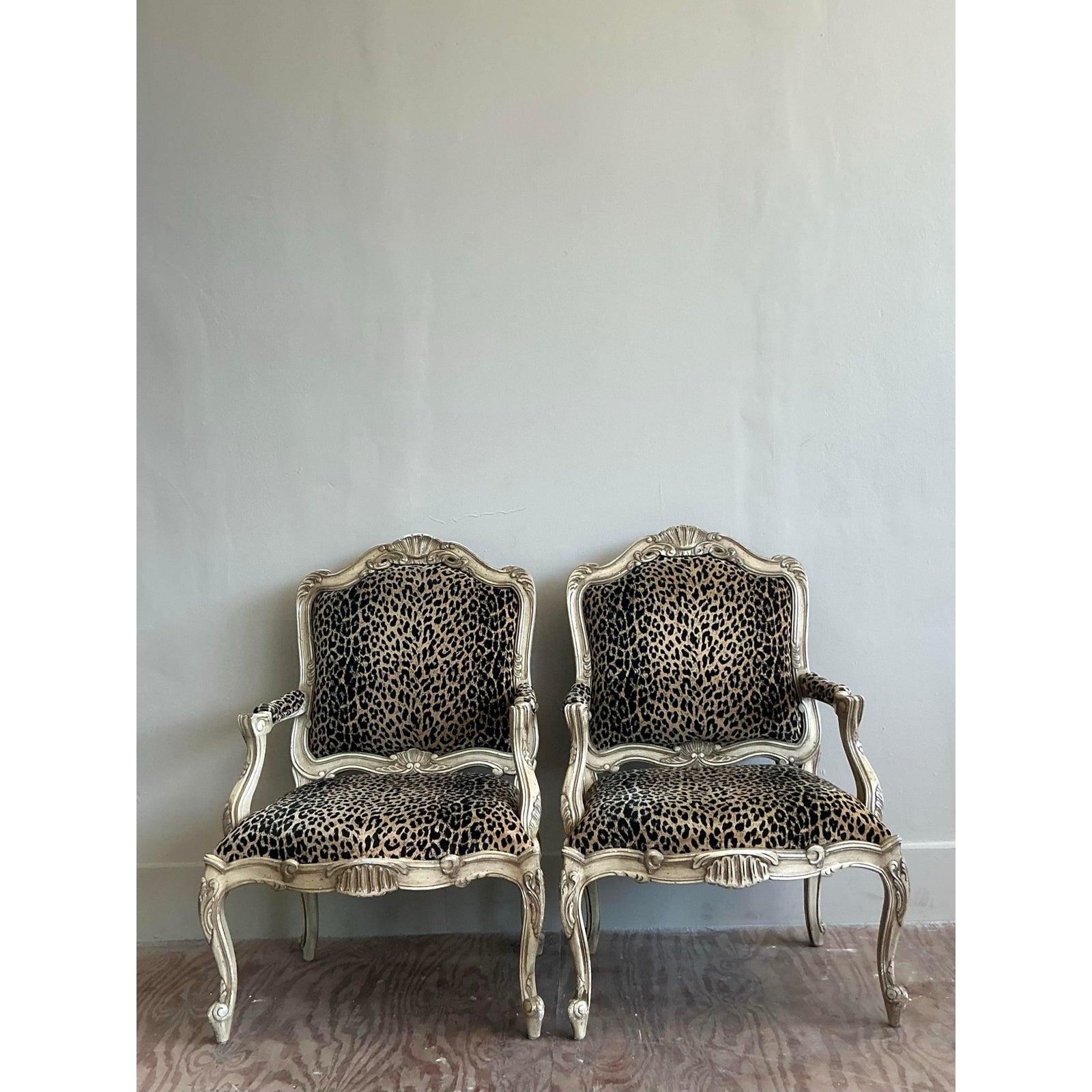 Tissu Chaises Fauteuil léopard Vintage Regency - une paire en vente