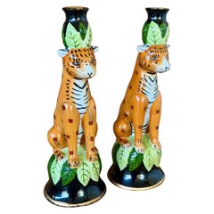 Paire de bougeoirs figuratifs en céramique « léopard » de style Régence vintage