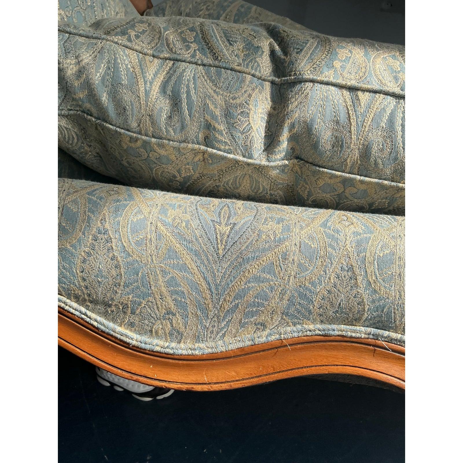 Ti presentiamo uno squisito Divano Vintage Regency Luigi XV in seta Jacquard Paisley, un pezzo davvero elegante che dona un tocco di grandezza storica a qualsiasi interno raffinato. Questo lussuoso divano è una miscela magistrale di raffinatezza