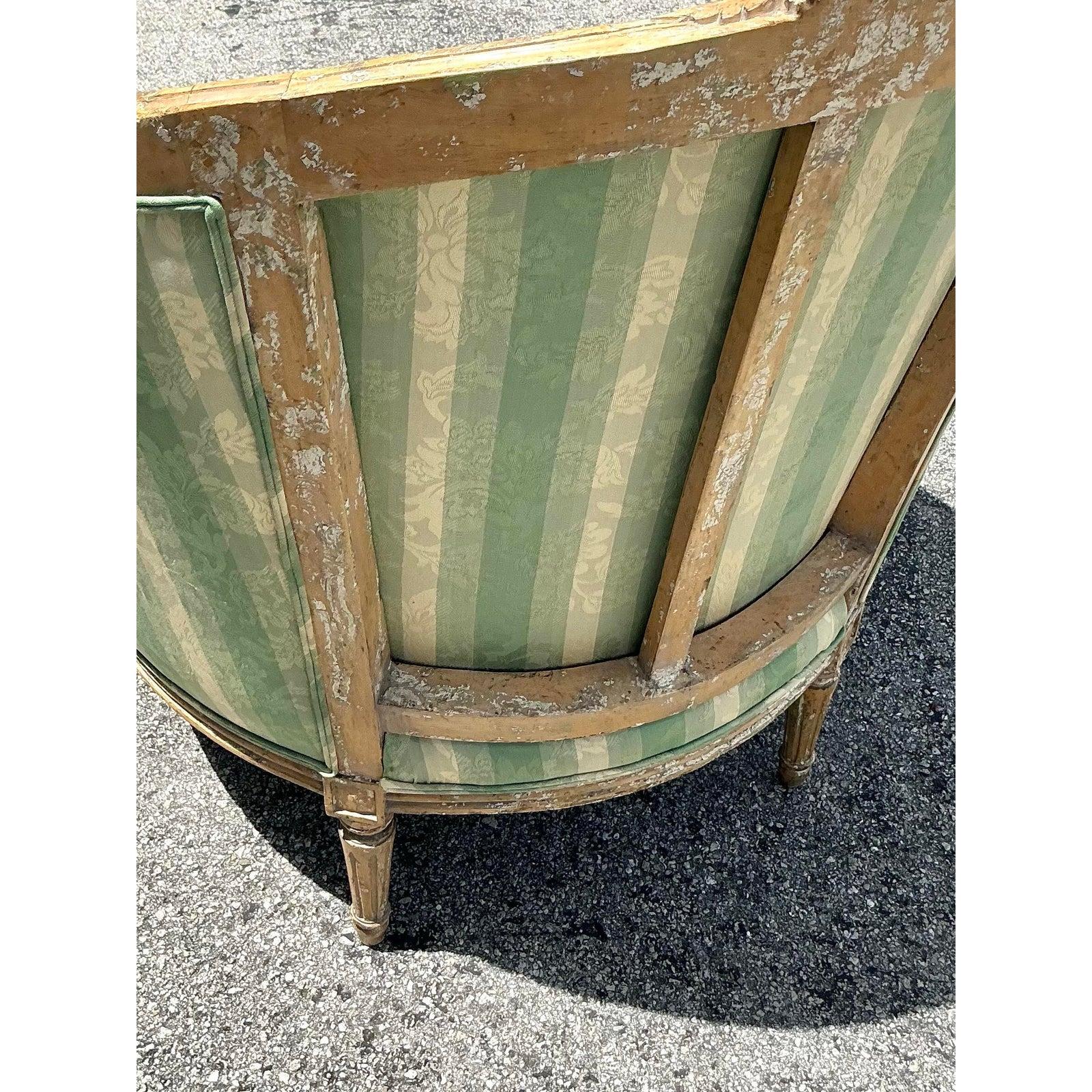 Français Chaise bergère vintage Regency Louis XVI peinte en vente