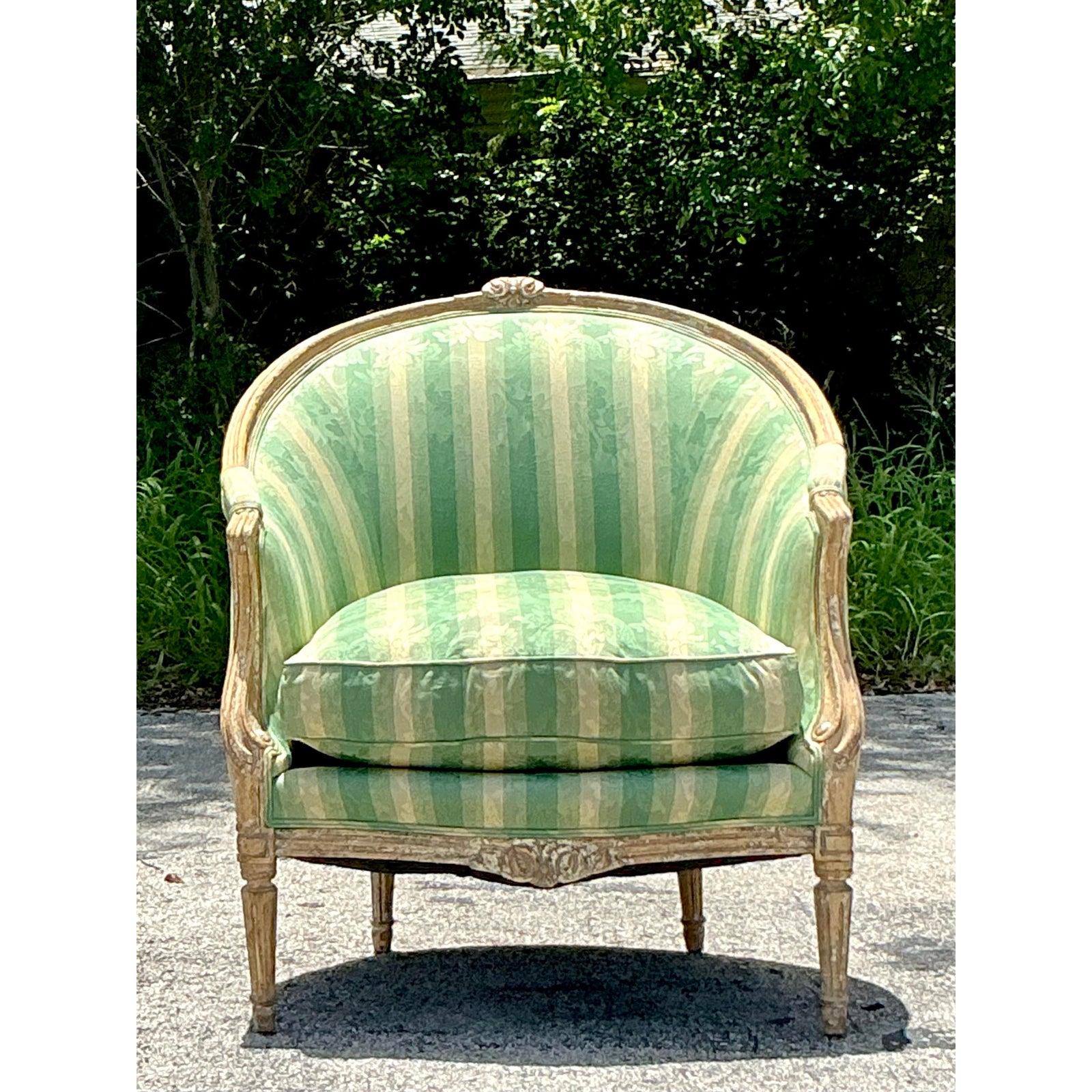 Chaise bergère vintage Regency Louis XVI peinte Bon état - En vente à West Palm Beach, FL