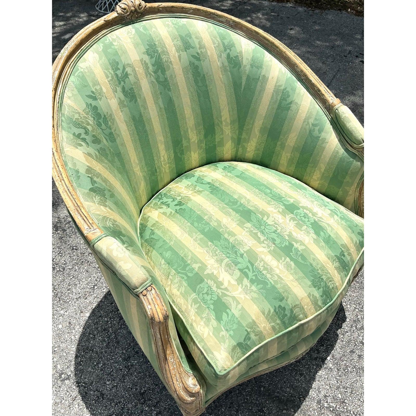 20ième siècle Chaise bergère vintage Regency Louis XVI peinte en vente