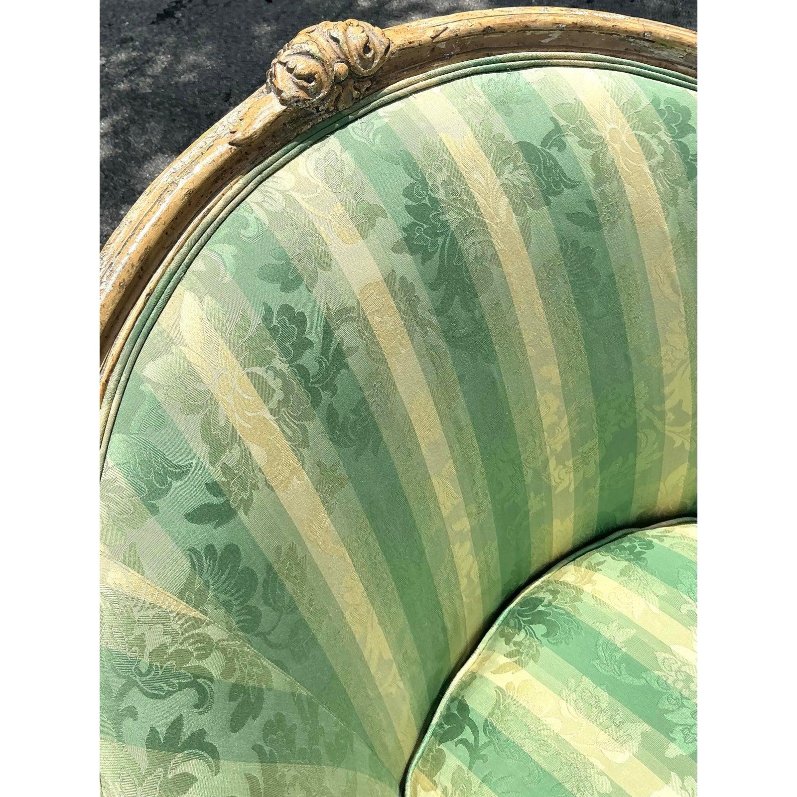 Tissu Chaise bergère vintage Regency Louis XVI peinte en vente