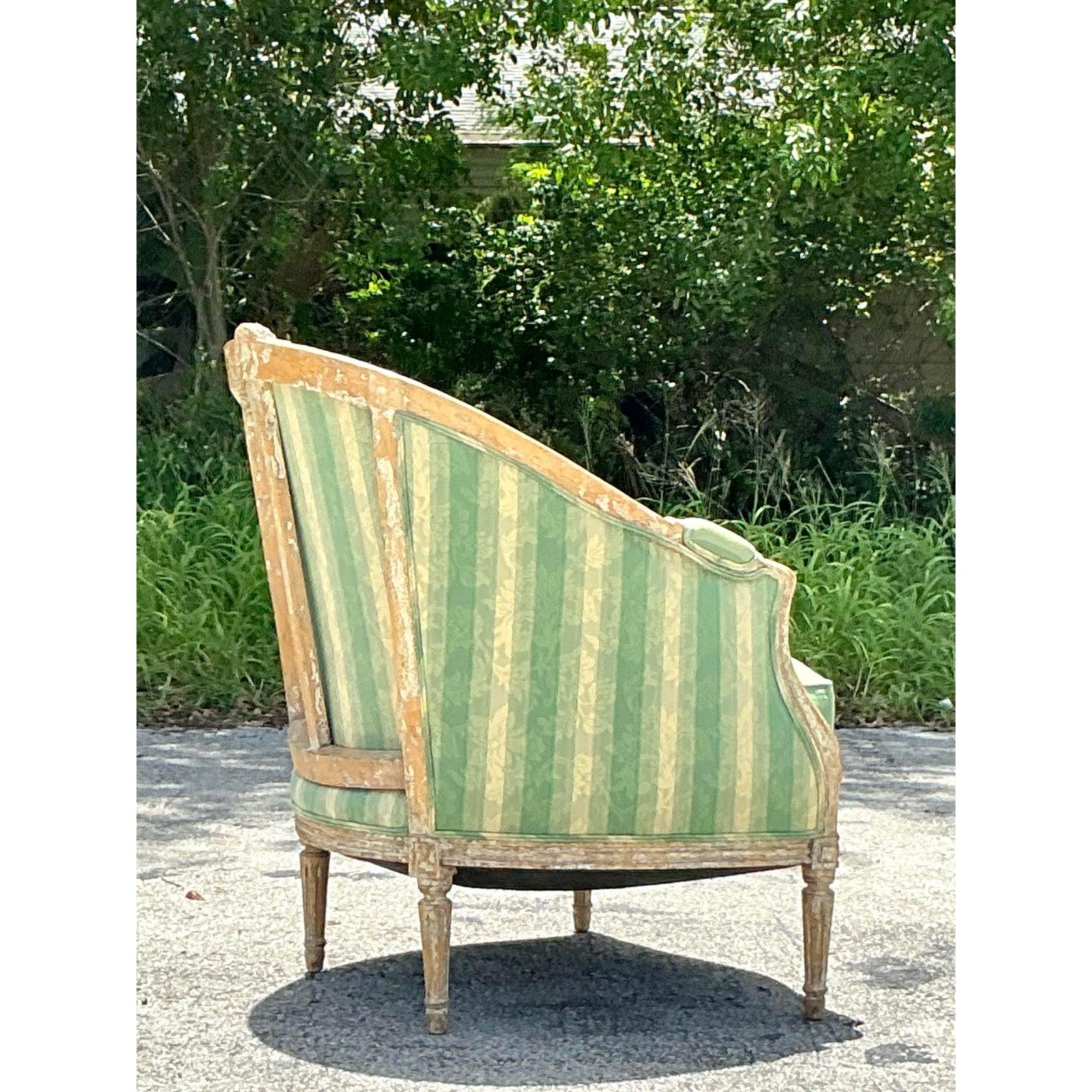 Chaise bergère vintage Regency Louis XVI peinte en vente 1