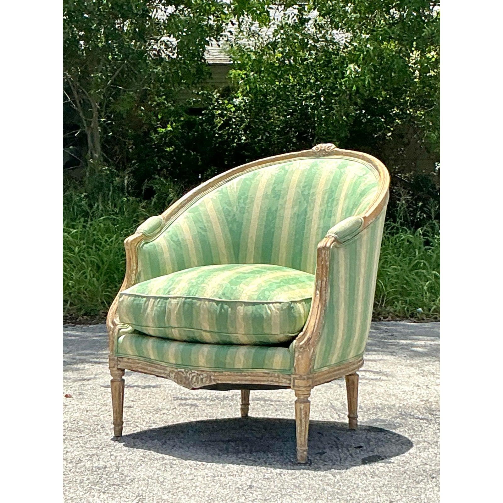 Chaise bergère vintage Regency Louis XVI peinte en vente 2