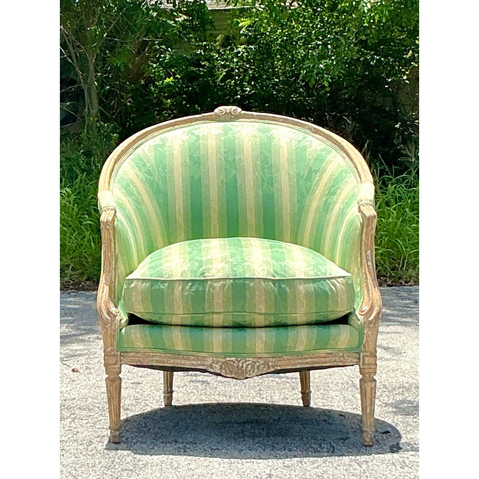 Chaise bergère vintage Regency Louis XVI peinte en vente 3