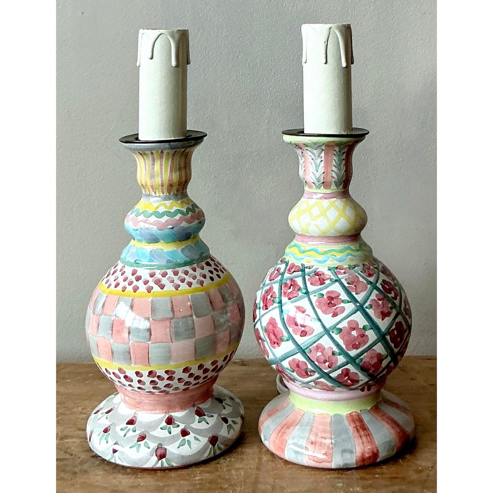 Imprégnez votre intérieur du charme des livres d'histoires et de l'héritage artisanal de cette paire de lampes chandelier en céramique vintage MacKenzie-Childs. Ces délicieux luminaires illustrent l'esthétique fantaisiste caractéristique de la