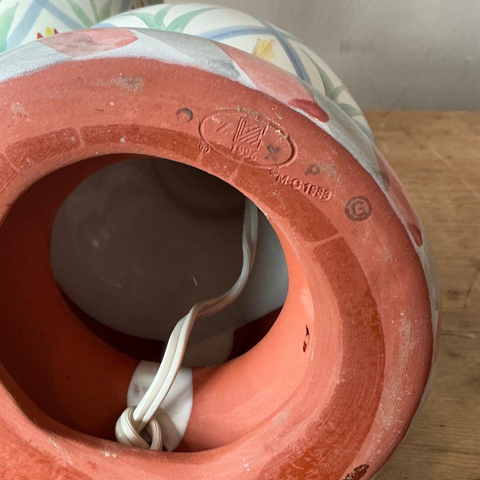 Infusez votre intérieur avec le charme fantaisiste et l'héritage artisanal de cette paire de lampes de table en céramique vintage de MacKenzie-Childs. Réputés pour leur esthétique à la fois ludique et sophistiquée, ces petits luminaires présentent