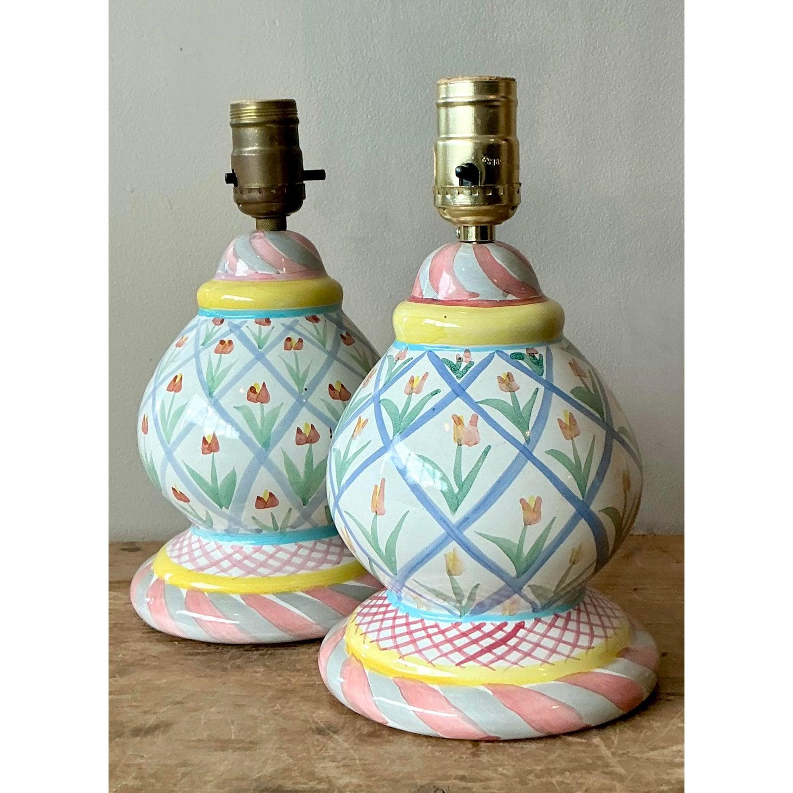 Américain Lampes Vintage Regency en céramique émaillée Mackenzie Childs - une paire en vente