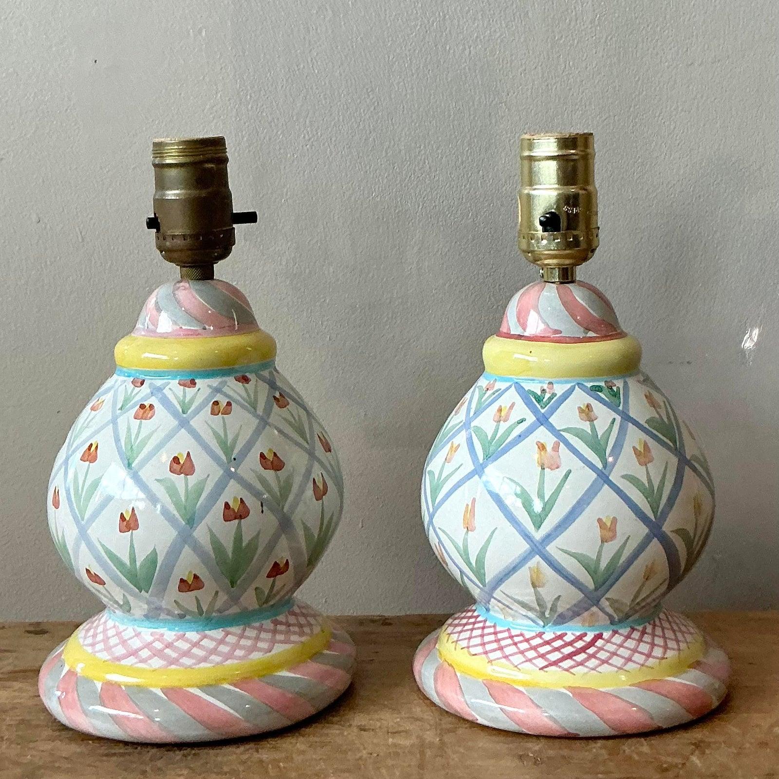 Lampes Vintage Regency en céramique émaillée Mackenzie Childs - une paire Bon état - En vente à West Palm Beach, FL