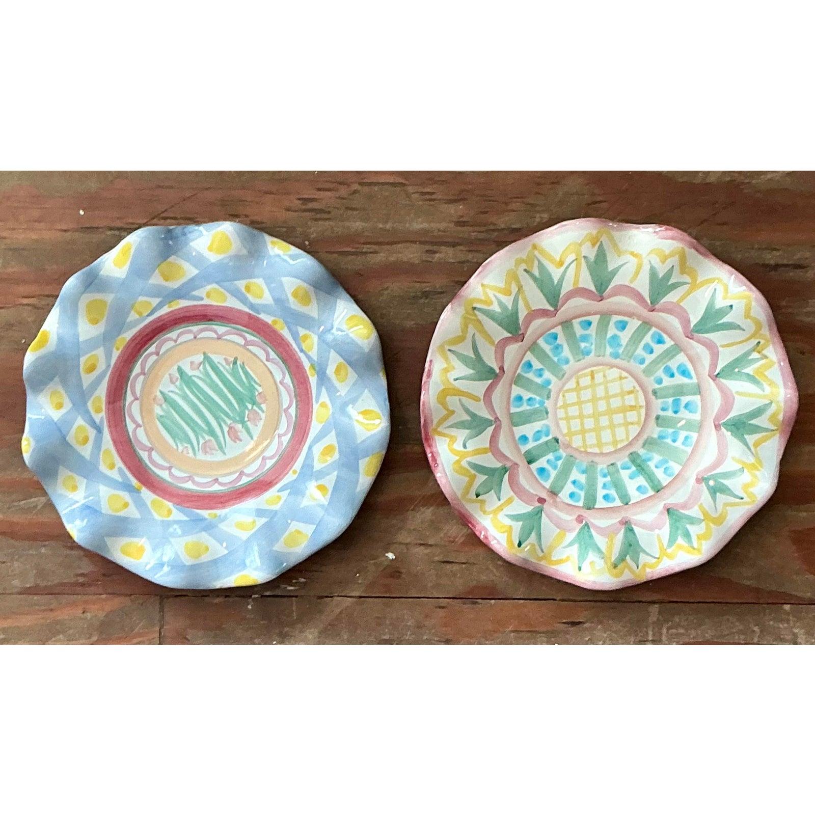 Assiettes à volants en céramique émaillée Mackenzie Childs Vintage Regency - Lot de 2 Bon état - En vente à West Palm Beach, FL