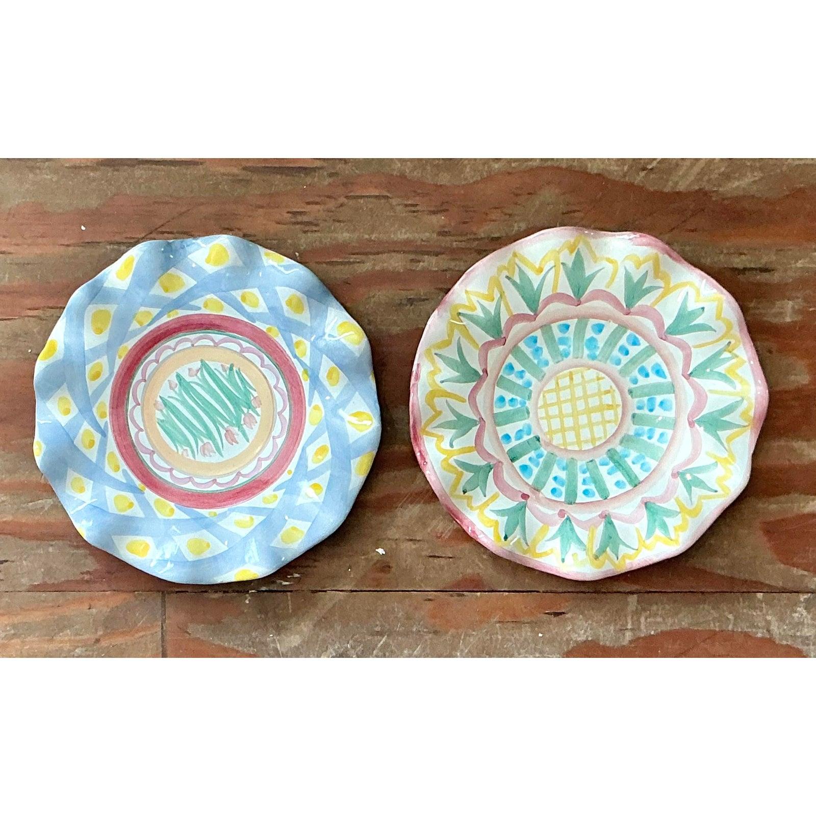 20ième siècle Assiettes à volants en céramique émaillée Mackenzie Childs Vintage Regency - Lot de 2 en vente