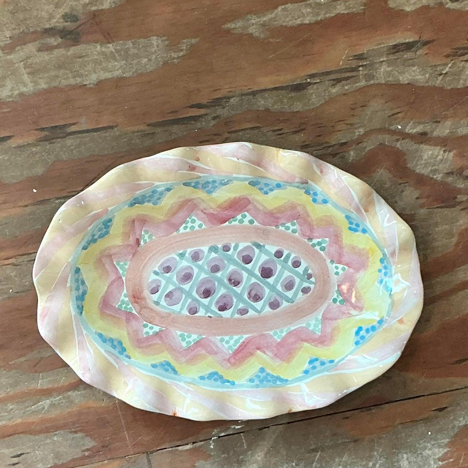 Plateau à volants en céramique émaillée Mackenzie Childs Vintage Regency Bon état - En vente à West Palm Beach, FL