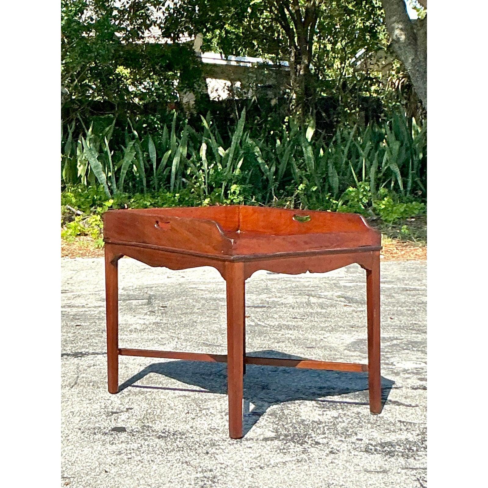 Cette table basse Gallery en acajou Vintage Regency allie l'élégance fonctionnelle à un savoir-faire intemporel. Son tablier sculpté, sa patine chaude et sa base en X classique en font une pièce maîtresse raffinée pour tout espace de vie. Le bord