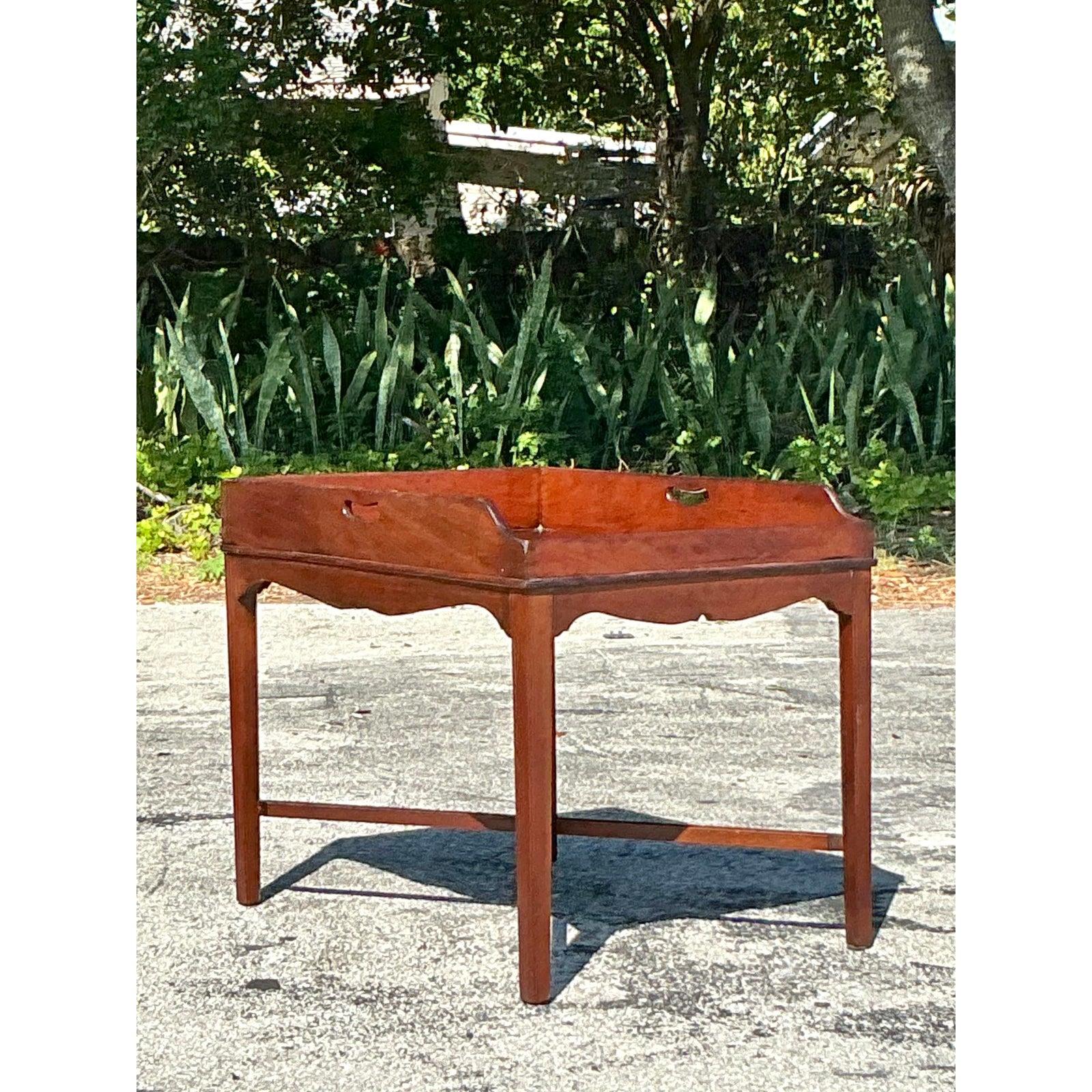 Table à café vintage Regency Gallery en acajou Bon état - En vente à west palm beach, FL