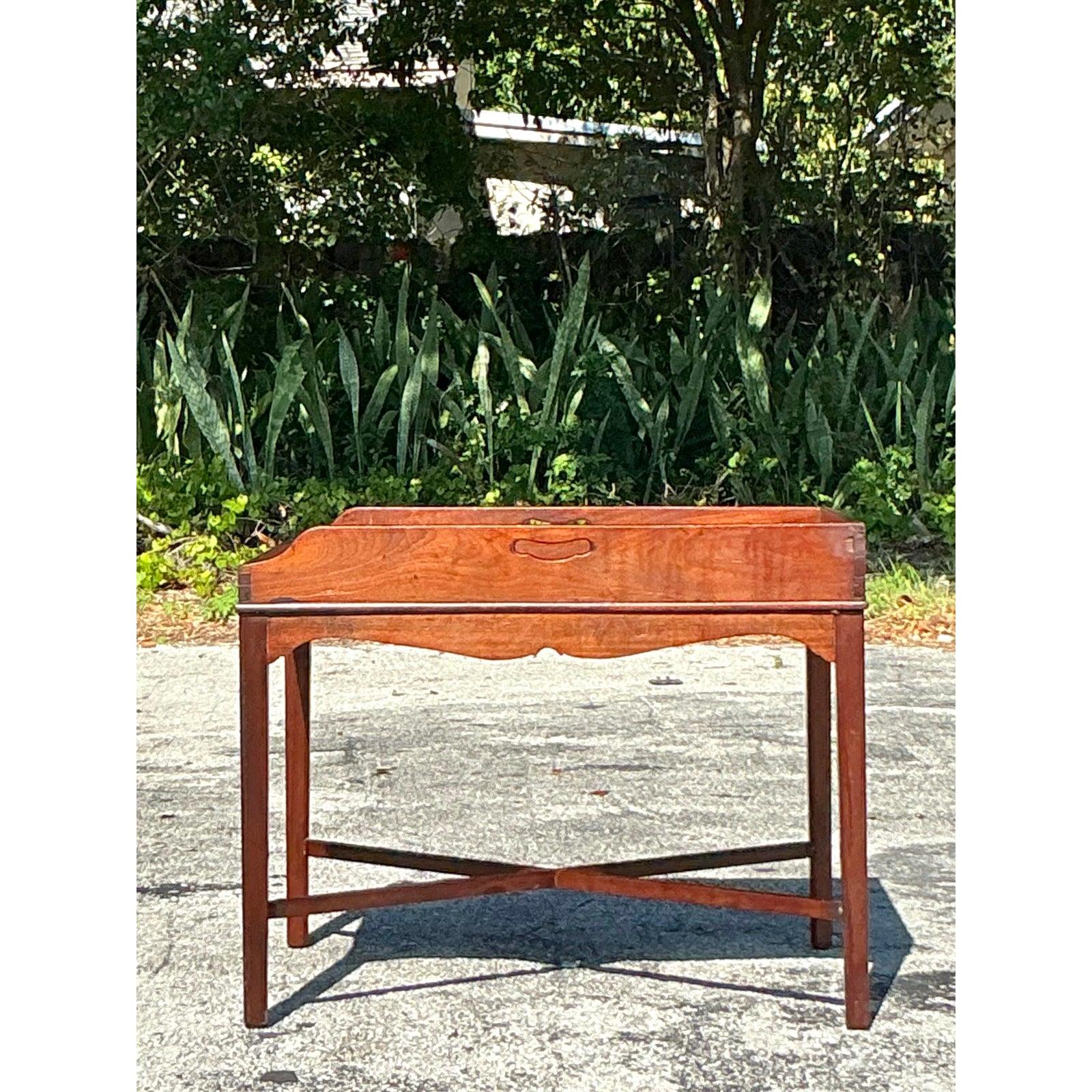 Laiton Table à café vintage Regency Gallery en acajou en vente