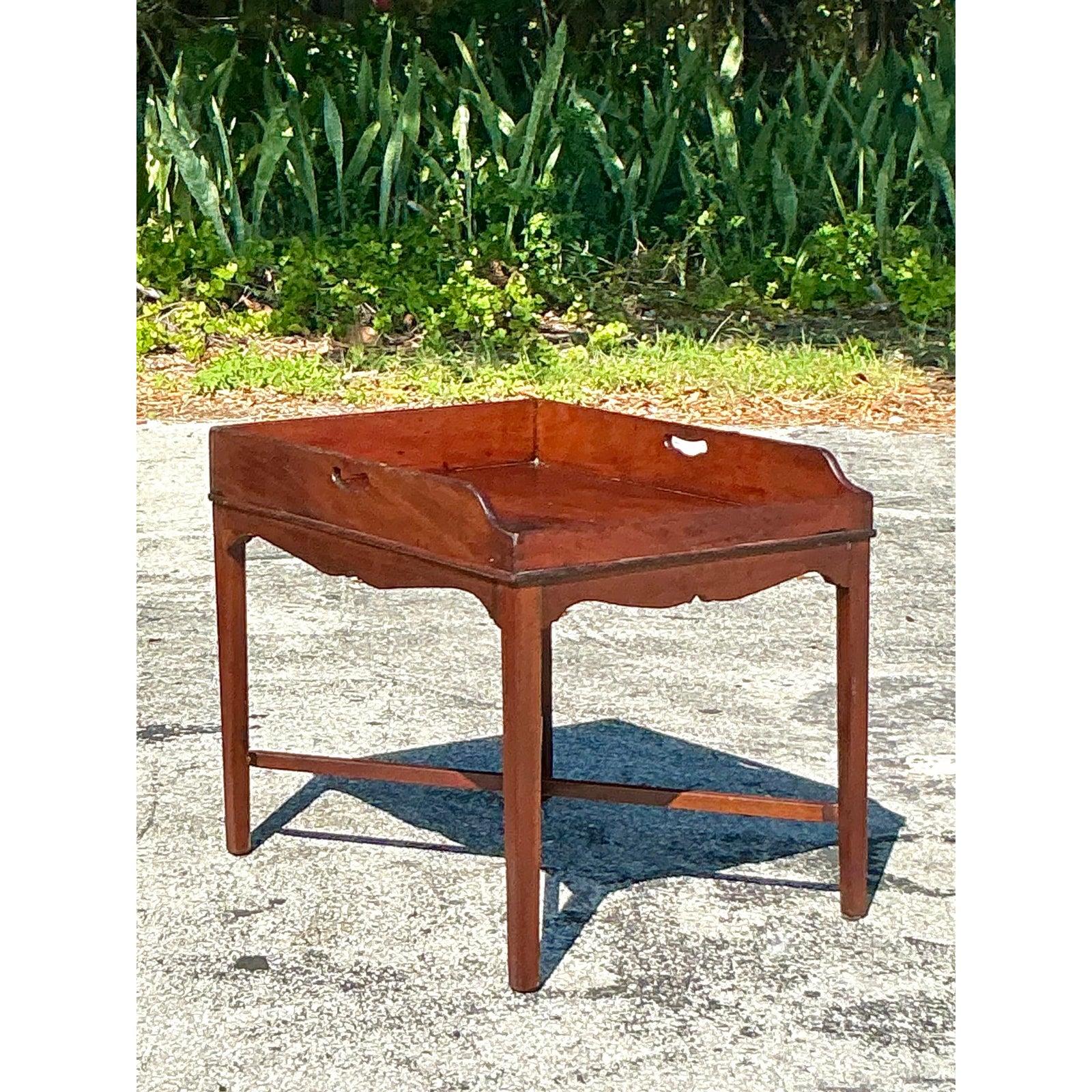 Table à café vintage Regency Gallery en acajou en vente 1