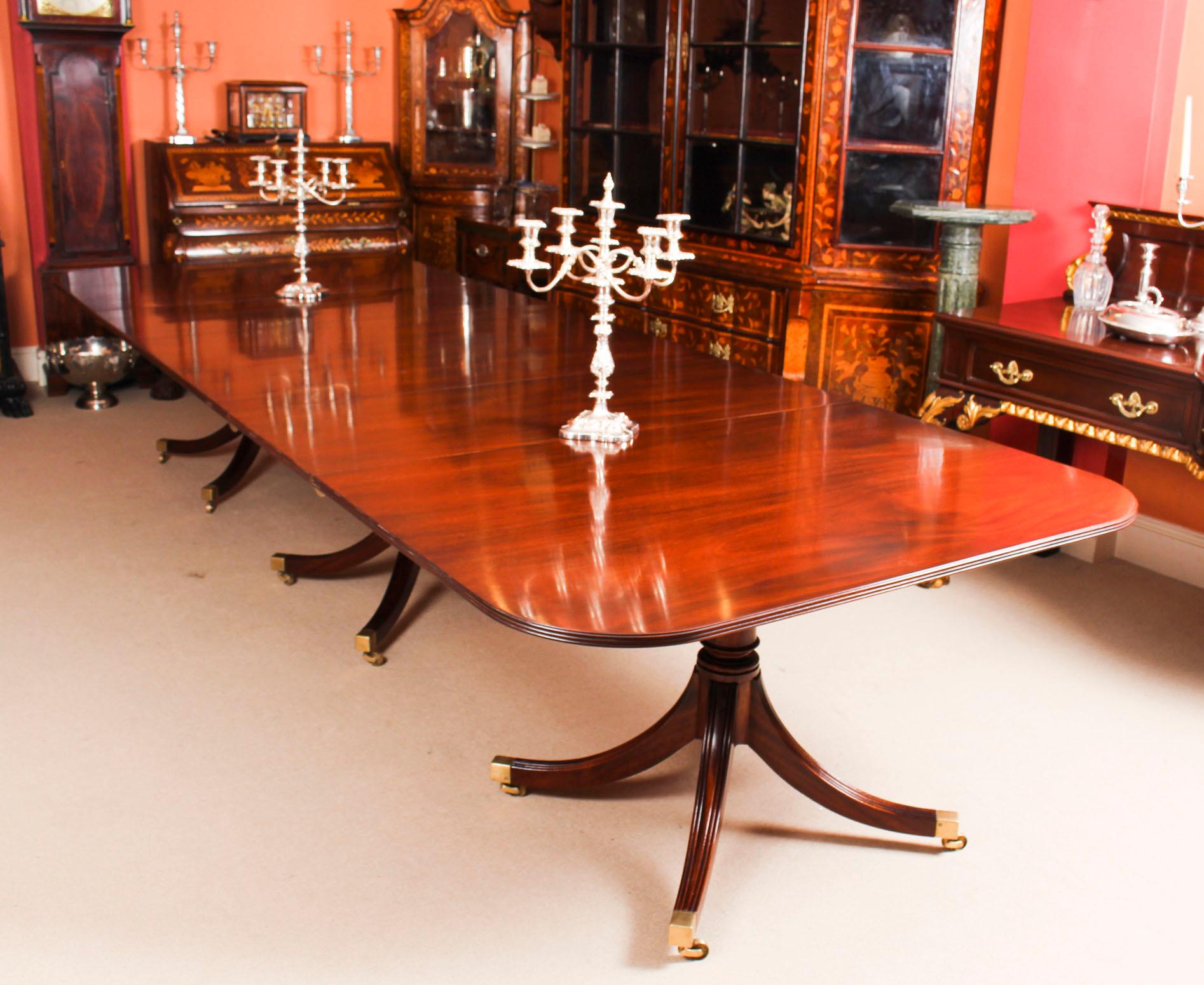 This is a fabulous Vintage Regency style dining table by the master cabinet maker William Tillman, circa 1980 in date.

It is made of stunning solid flame mahogany and is raised on three 