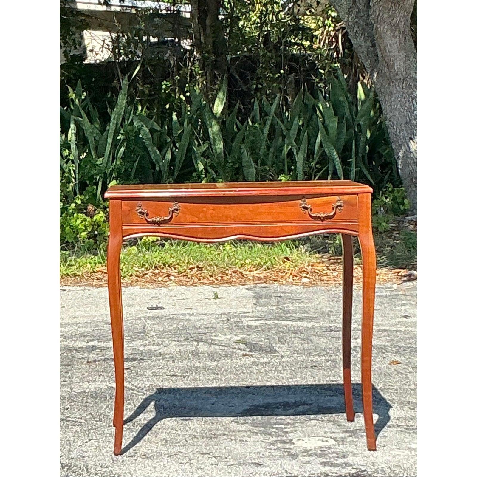 Rehaussez votre intérieur avec ce gracieux meuble-lavabo Vintage Regency en acajou, une pièce intemporelle qui apporte charme et fonctionnalité à n'importe quelle pièce. Avec ses pieds courbés classiques, ses élégantes poignées en laiton et sa riche