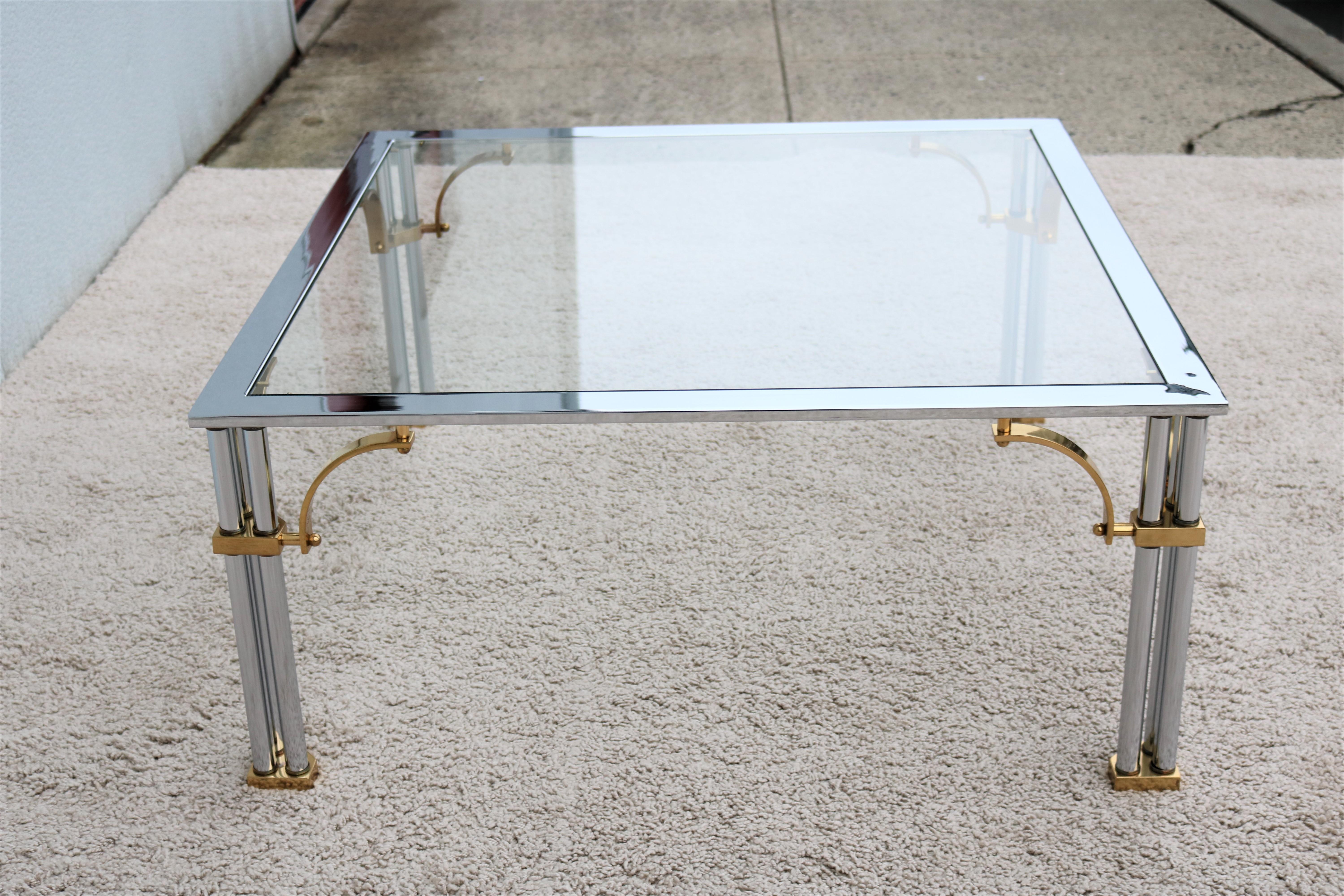 20ième siècle Table basse carrée en laiton, chrome et verre de style Régence Maison Jansen en vente