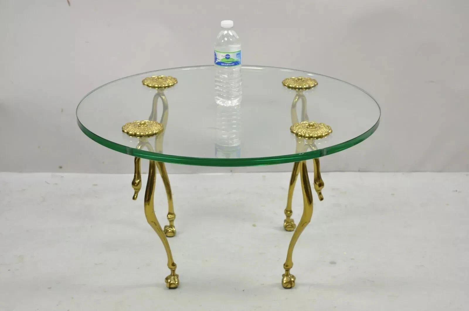 Mesa de centro redonda pequeña de latón con cisne y cristal estilo Maison Jansen Vintage Regency en venta 3