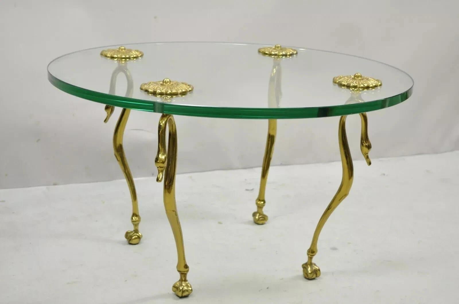 Mesa de centro redonda pequeña de latón con cisne y cristal estilo Maison Jansen Vintage Regency en venta 4