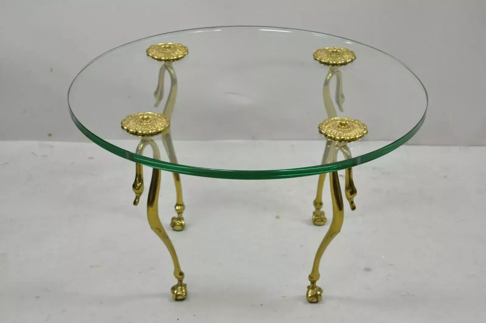 Mesa de centro redonda pequeña de latón con cisne y cristal estilo Maison Jansen Vintage Regency. El artículo presenta una gruesa tapa redonda de cristal, latón ormolu, torneadas patas de cisne con pies de bola y garra. Bonita mesa de centro de