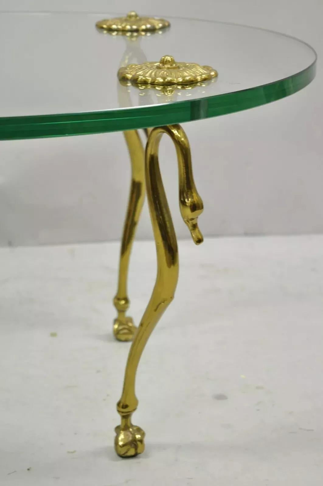 Mesa de centro redonda pequeña de latón con cisne y cristal estilo Maison Jansen Vintage Regency Desconocido en venta