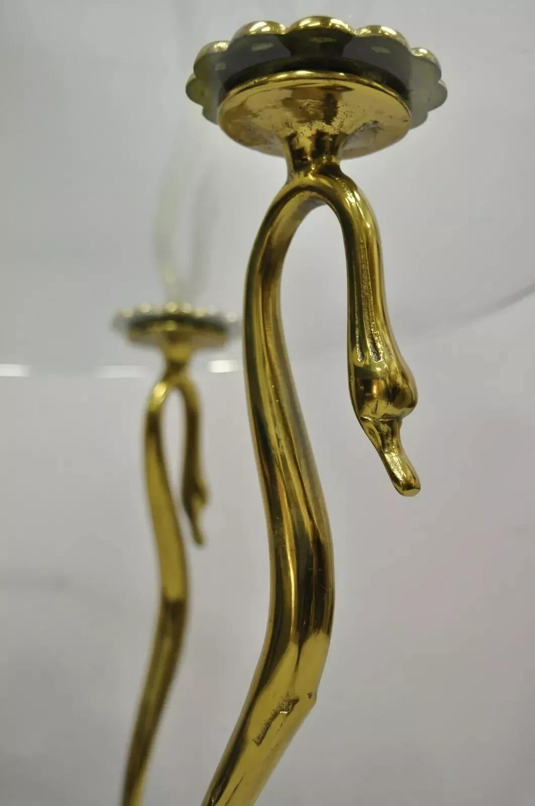 Mesa de centro redonda pequeña de latón con cisne y cristal estilo Maison Jansen Vintage Regency en Bueno estado para la venta en Philadelphia, PA