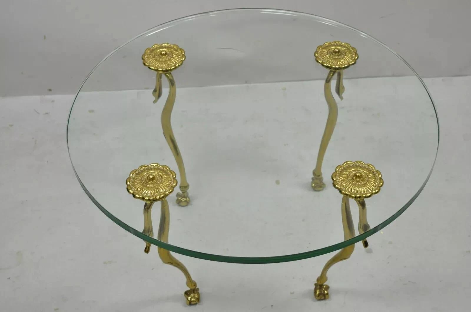 Mesa de centro redonda pequeña de latón con cisne y cristal estilo Maison Jansen Vintage Regency siglo XX en venta
