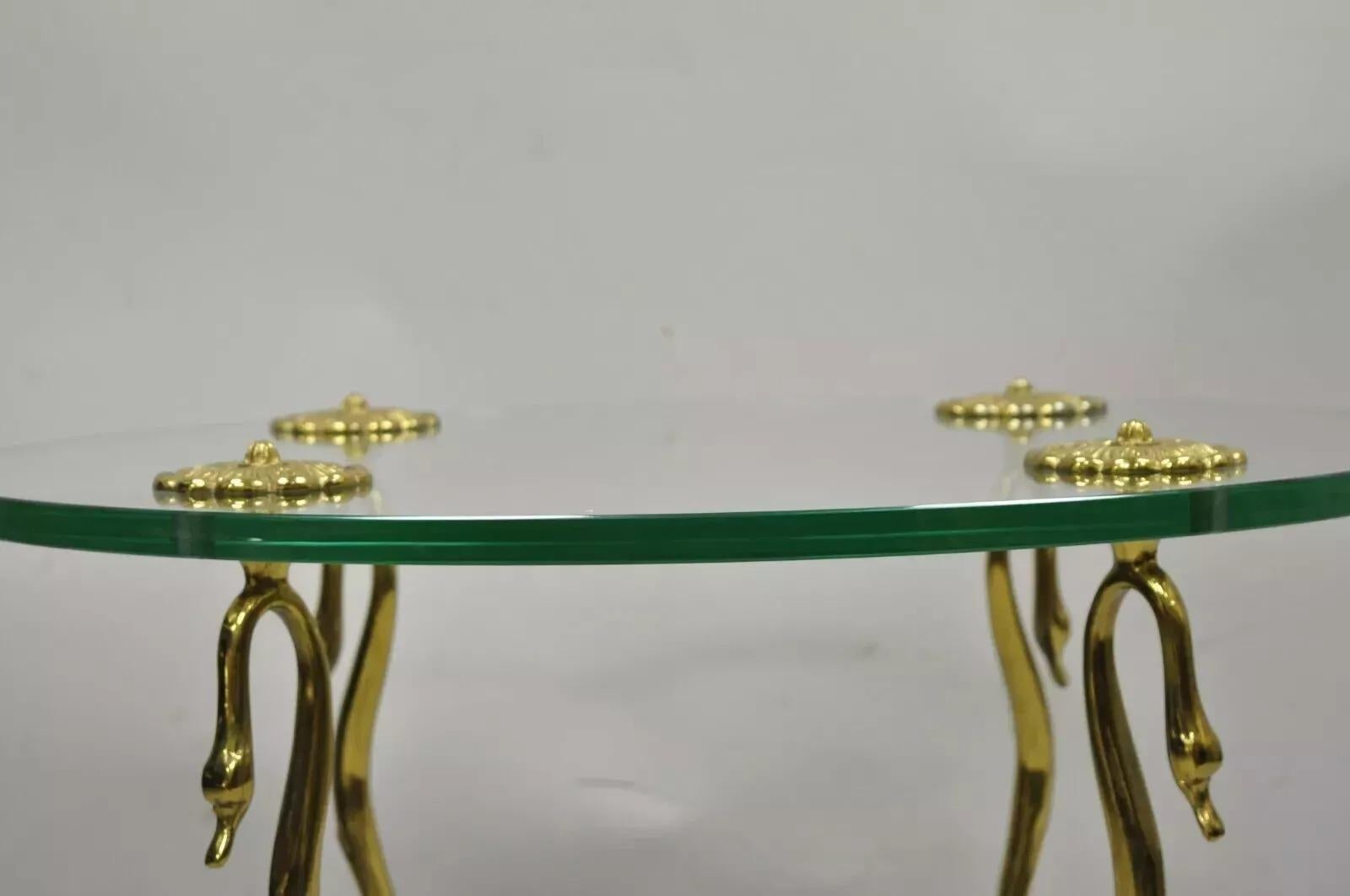 Mesa de centro redonda pequeña de latón con cisne y cristal estilo Maison Jansen Vintage Regency en venta 1