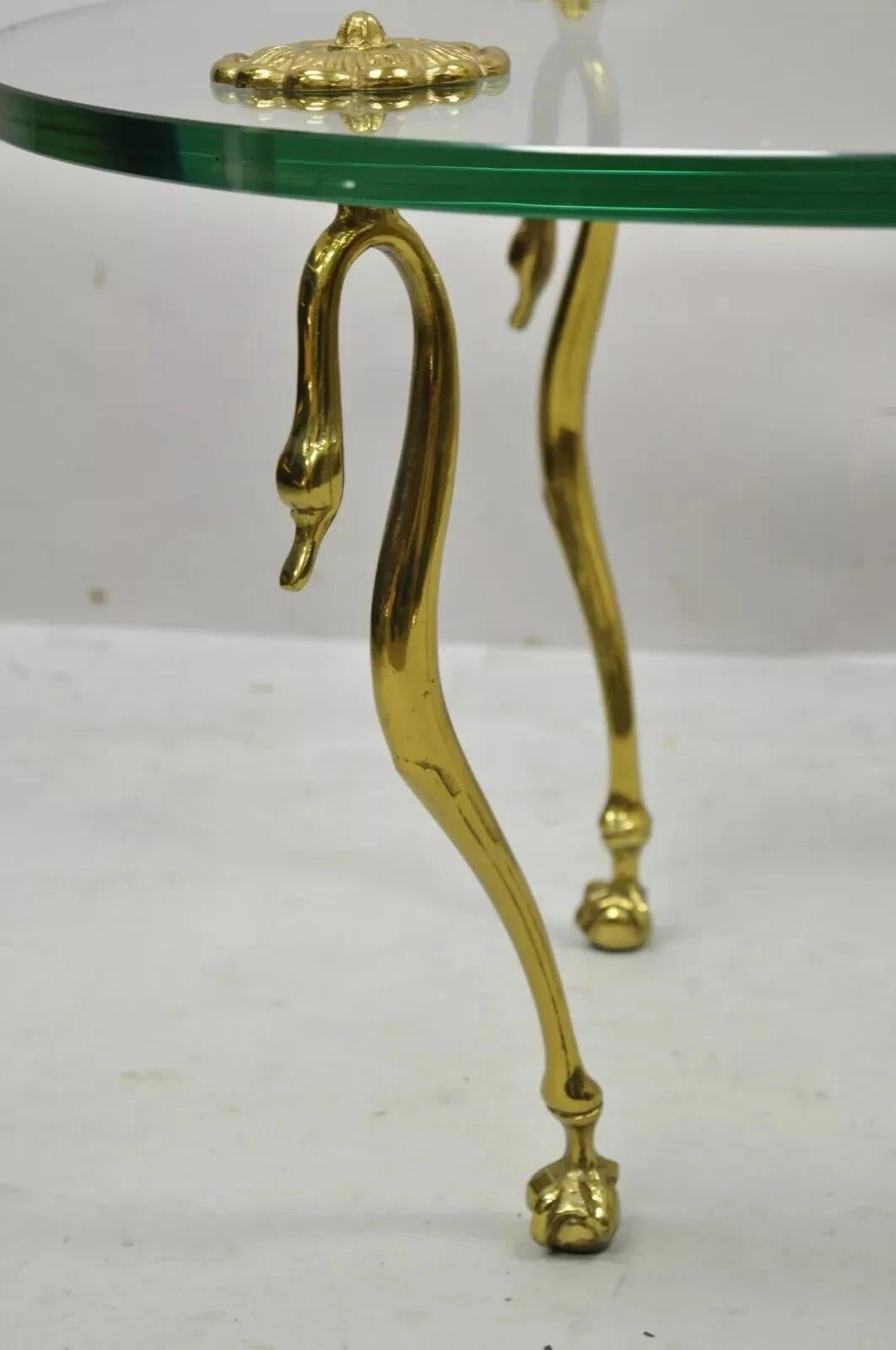 Mesa de centro redonda pequeña de latón con cisne y cristal estilo Maison Jansen Vintage Regency en venta 2