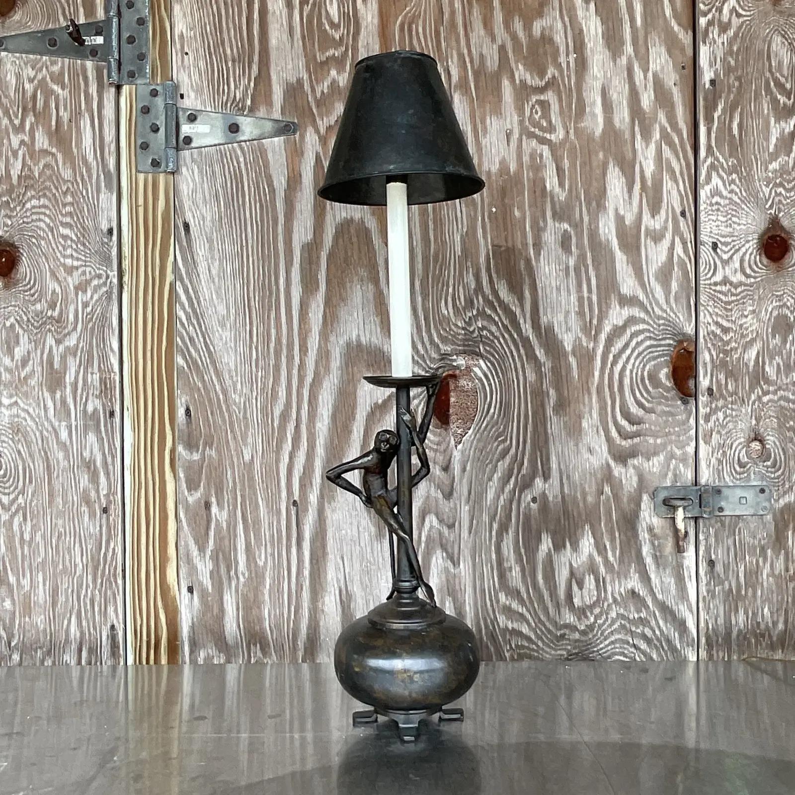 Incroyable lampe de table vintage Regency Maitland smith. Fantastique singe grimpeur avec un long design sculptural. Marqué sur le fond. Acquis d'une propriété de Palm Beach.