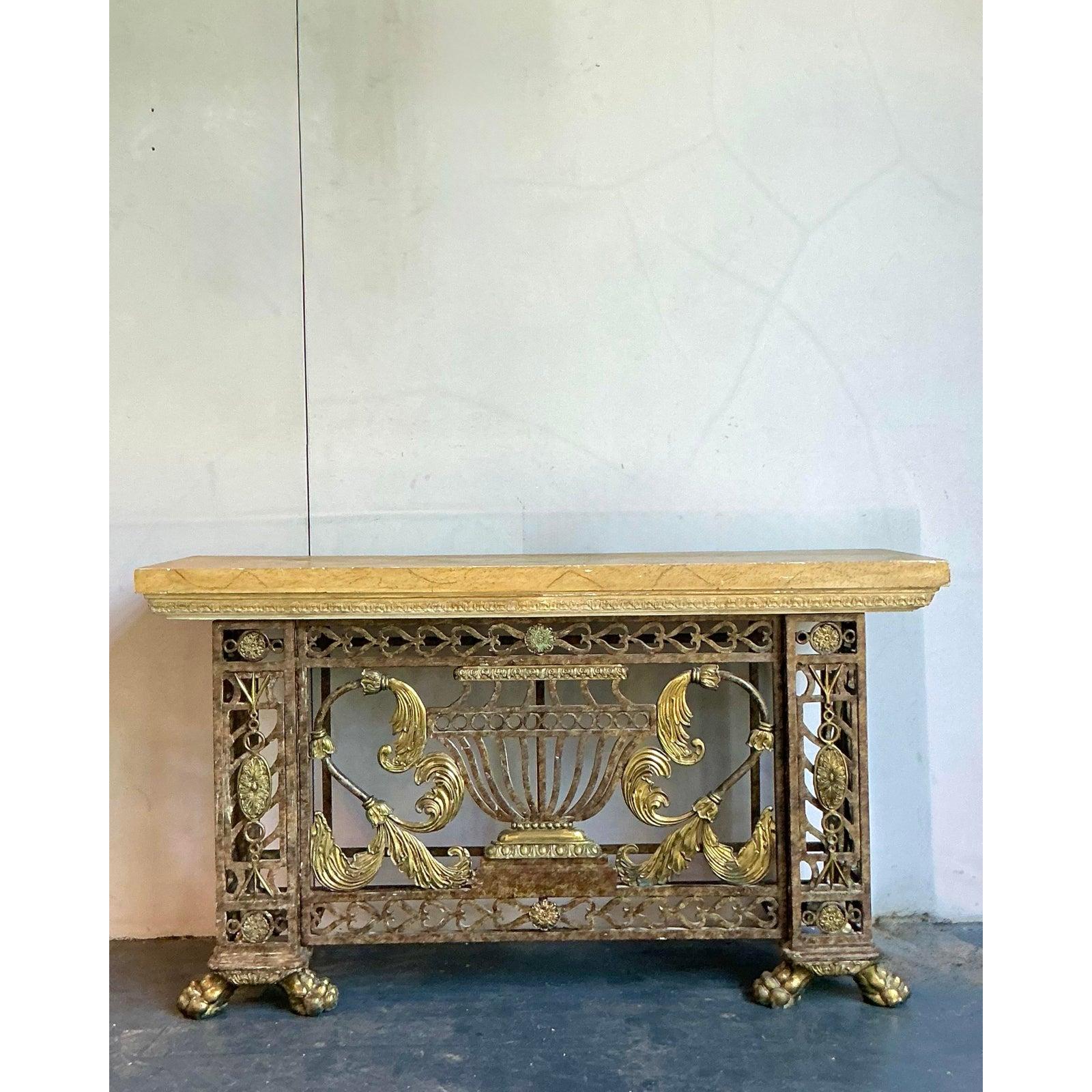 Filippino Console d'epoca Regency Maitland Smith dorata in vendita