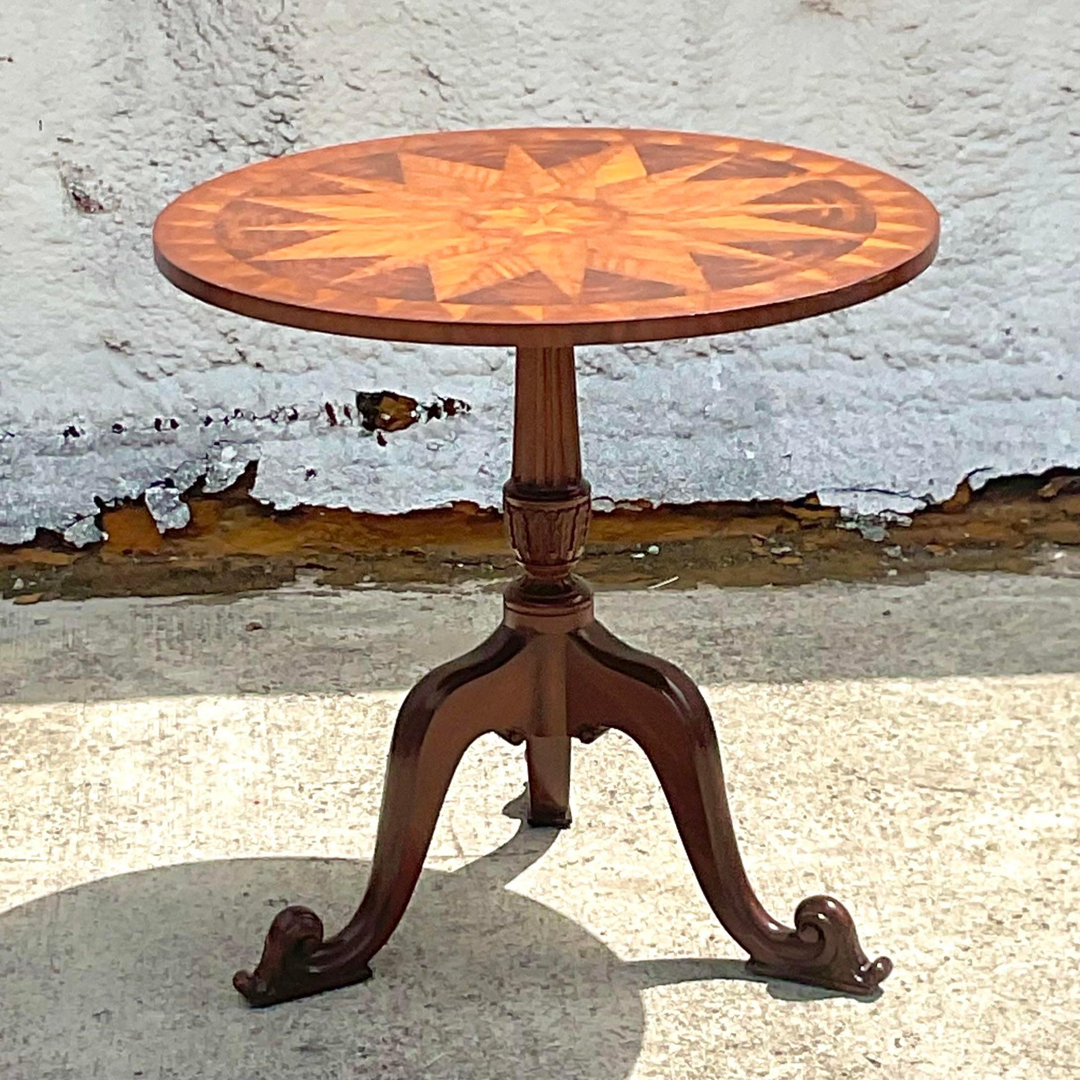 Une superbe table d'appoint Regency vintage. Fabriqué par le groupe emblématique Maitland Smith. Chic motif étoilé incrusté dans le haut. Signé en bas. Acquis d'une propriété de Palm Beach.
