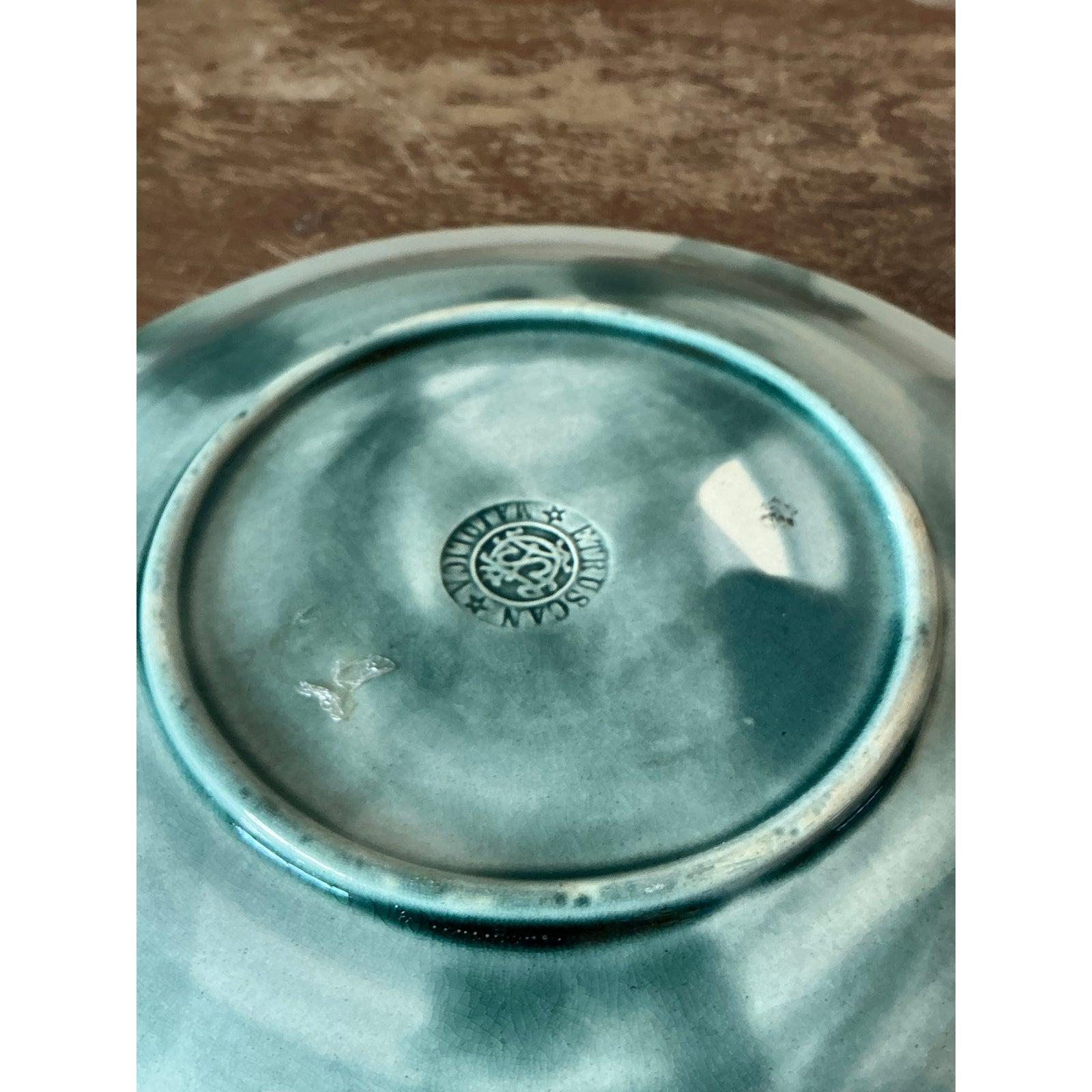 Superbo esempio di artigianato vittoriano, questo piatto antico in maiolica è un vero pezzo da collezione. Il design è caratterizzato da foglie sovrapposte magistralmente modellate e smaltate in un ricco e vibrante verde smeraldo con delicate