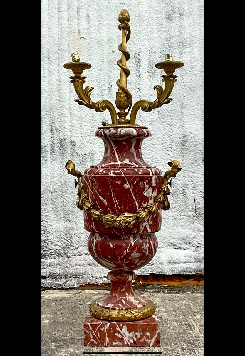 Illumina il tuo spazio con la grandiosità della lampada da terra Vintage Regency Marble Palace Urn. Caratterizzata da un'intricata base a urna realizzata in marmo di lusso, questa lampada da terra emana un'eleganza classica e un fascino senza tempo.