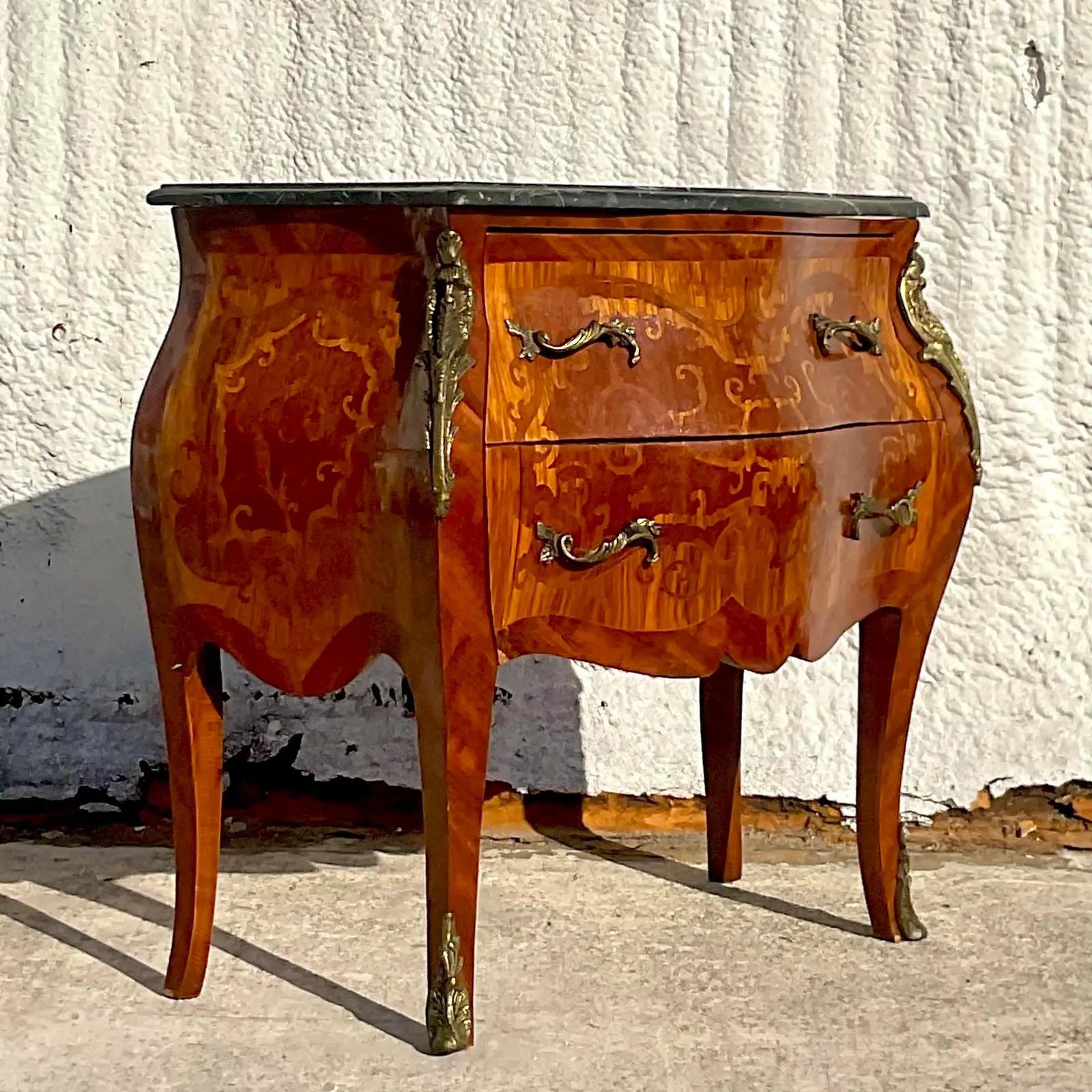 Nordamericano Cassettone vintage Regency con piano in marmo e intarsio in vendita