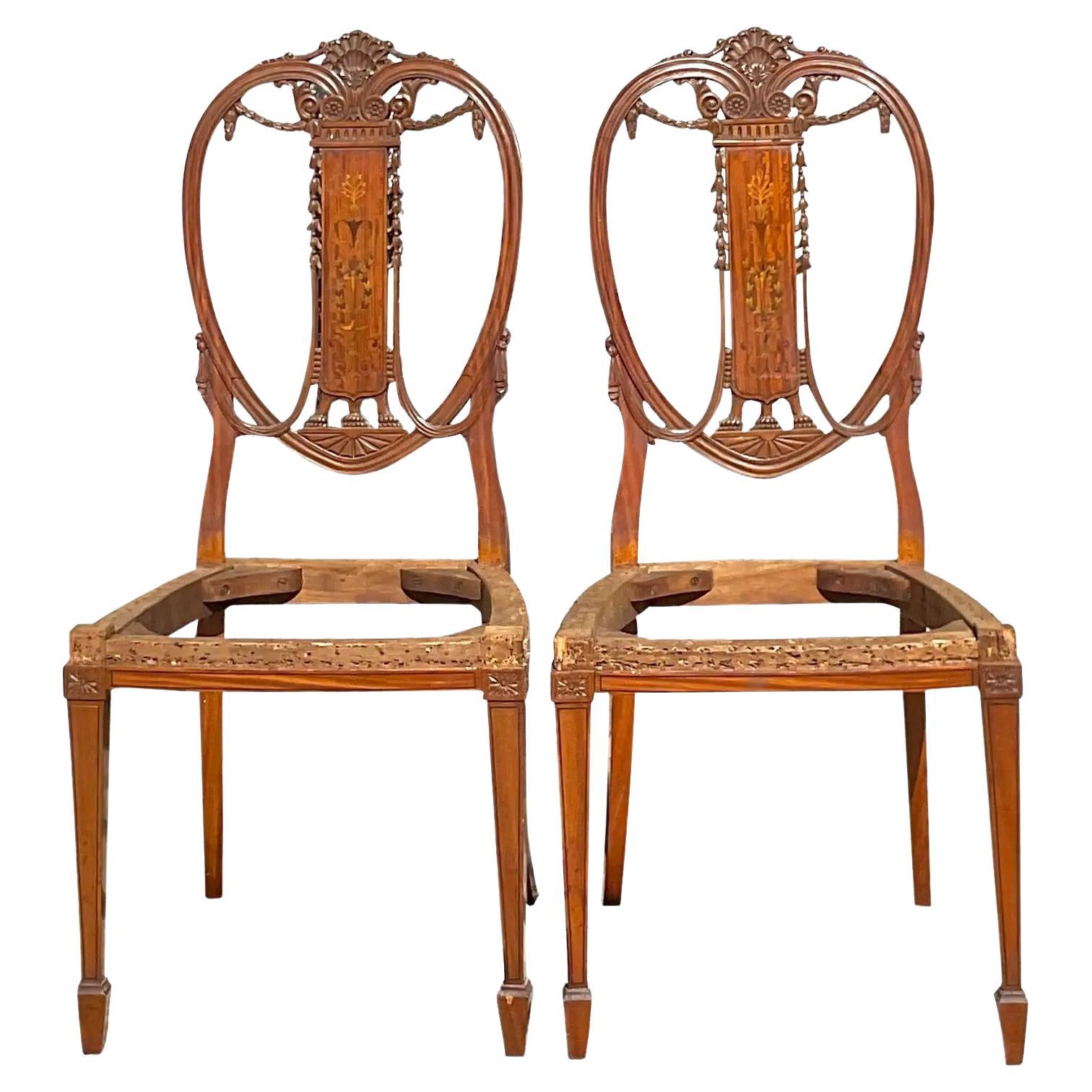 Pareja de Sillas con Respaldo Globo de Marquetería Vintage Regency