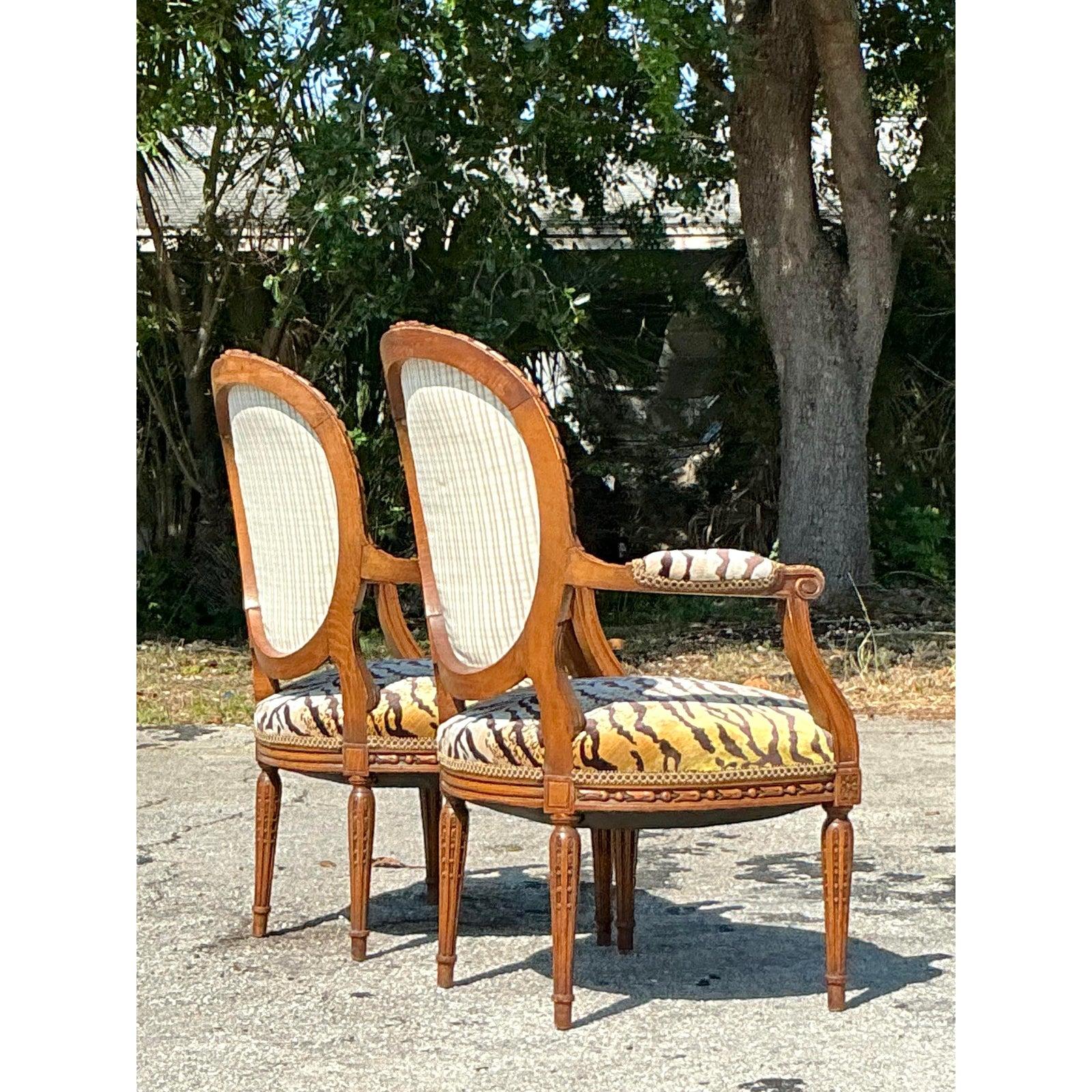 Vintage Regency Medaillon zurück Scalamandre Arm Stühle - ein Paar im Angebot 3