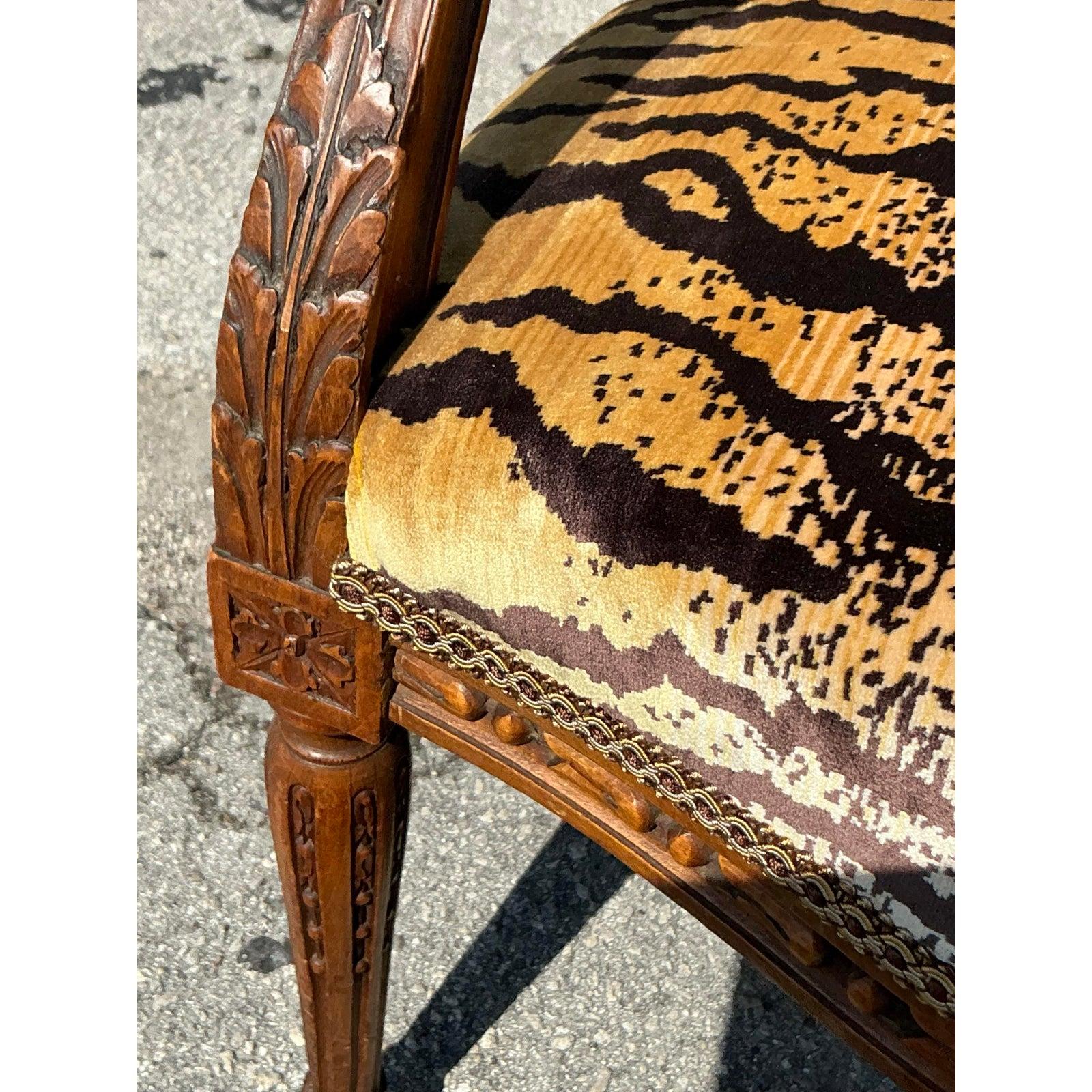 Vintage Regency Medaillon zurück Scalamandre Arm Stühle - ein Paar im Angebot 5
