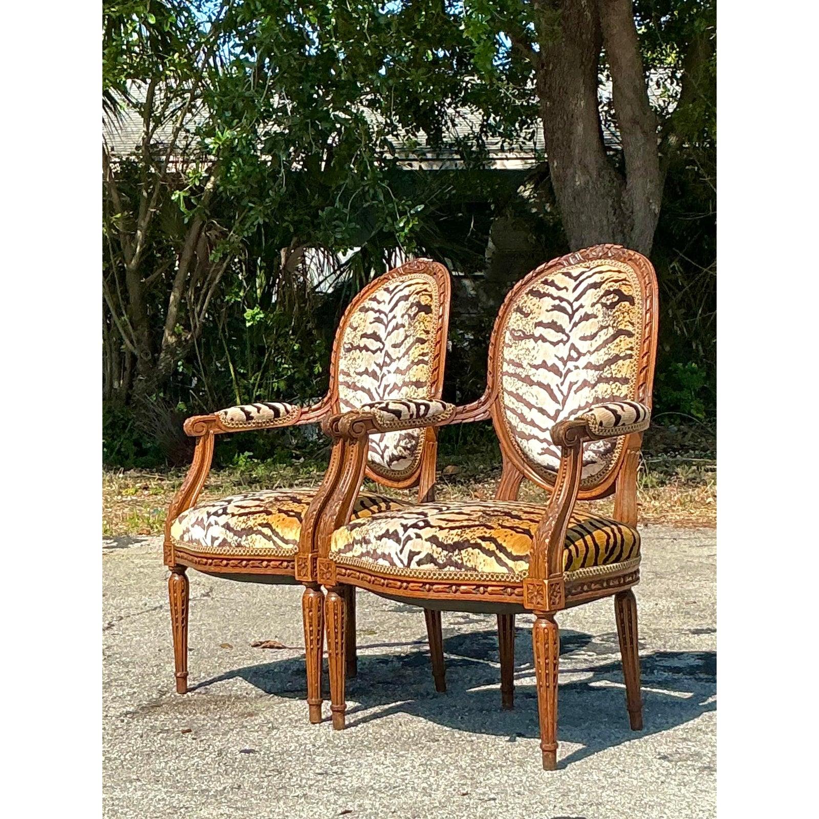 Verleihen Sie Ihrem Raum einen Hauch von altem Glamour und grimmiger Raffinesse mit diesem auffälligen Paar Vintage Regency-Sessel mit Medaillonrücken, die makellos mit luxuriösem Scalamandré-Tigersamt gepolstert sind. Die meisterhaft geschnitzten