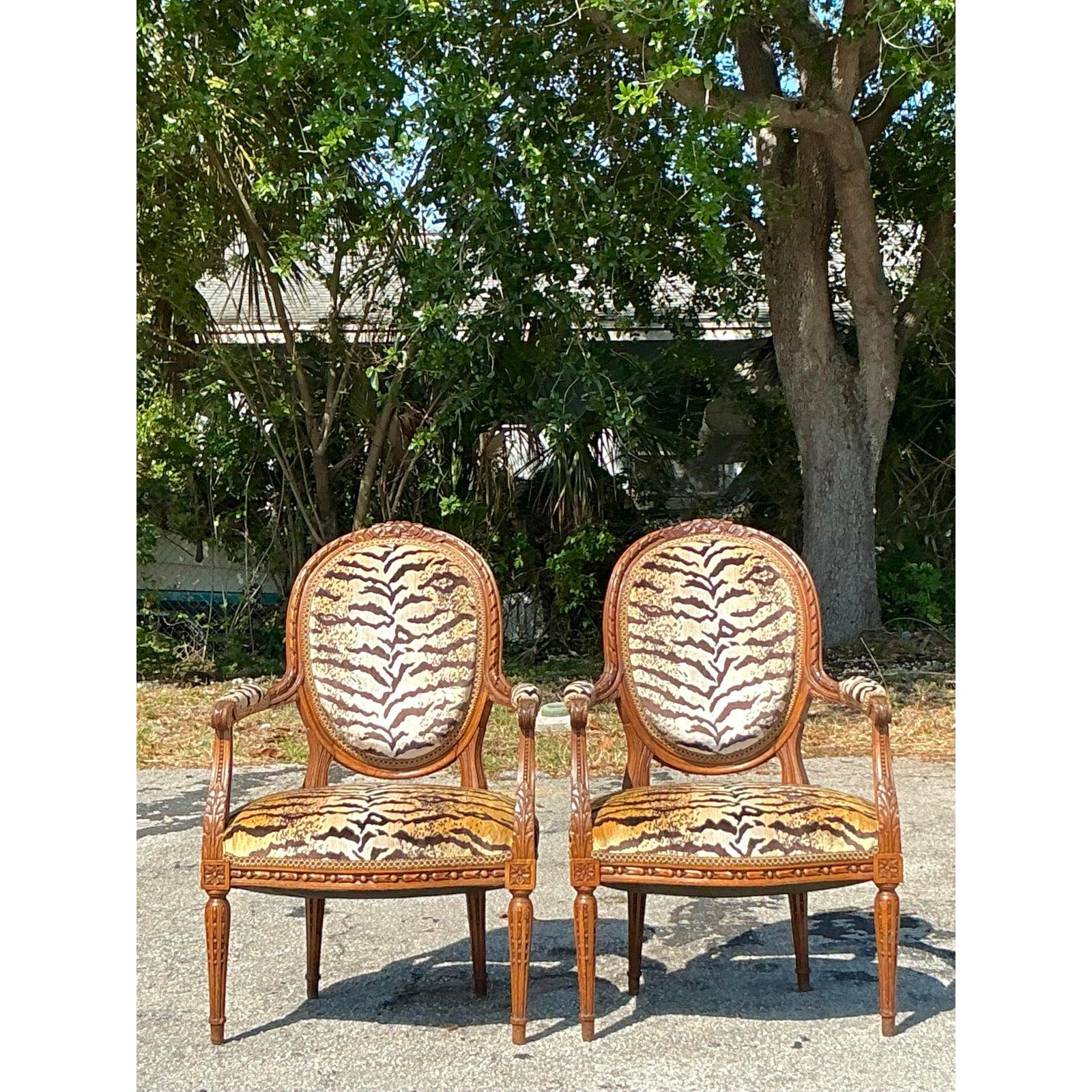 Vintage Regency Medaillon zurück Scalamandre Arm Stühle - ein Paar (Hollywood Regency) im Angebot