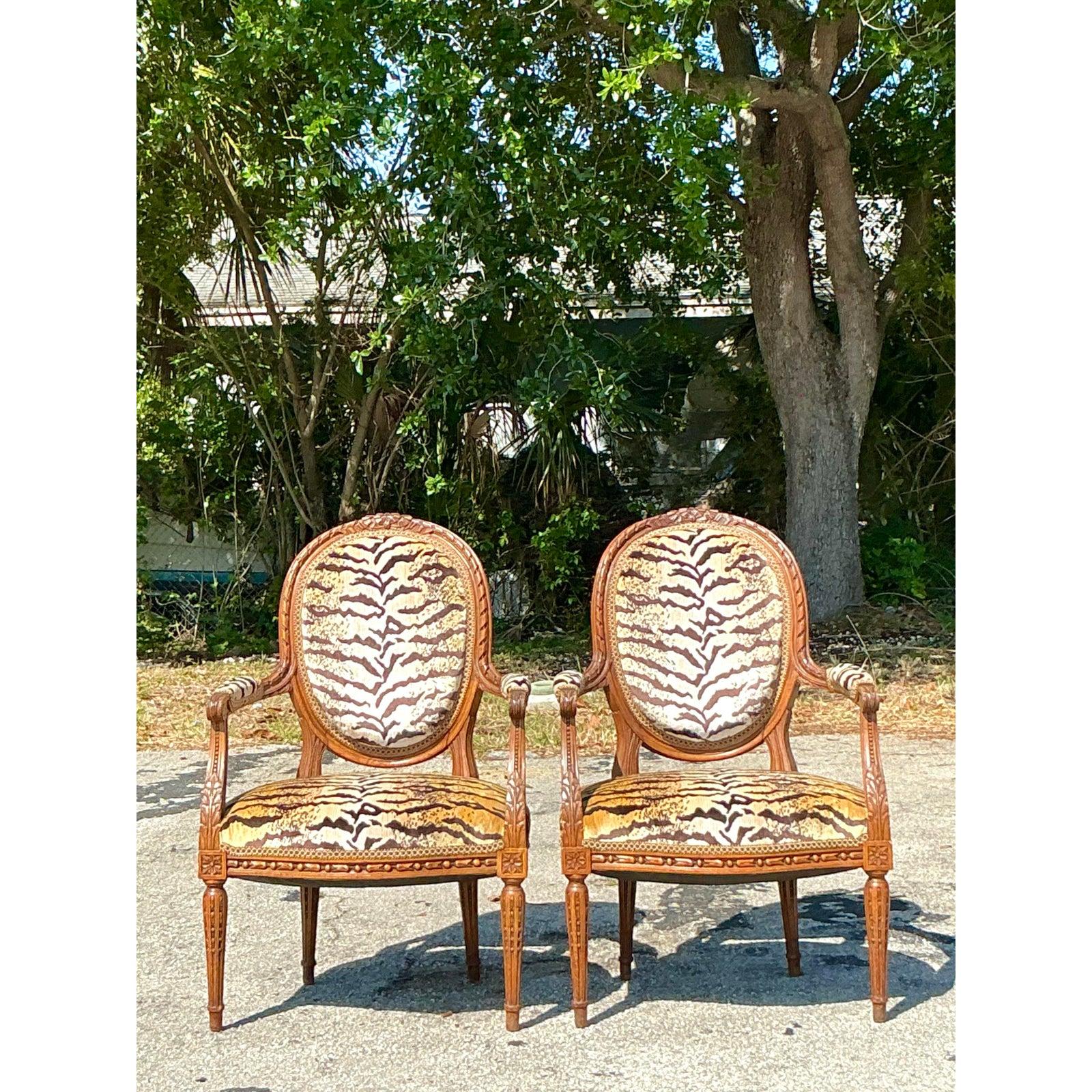 Vintage Regency Medaillon zurück Scalamandre Arm Stühle - ein Paar (amerikanisch) im Angebot