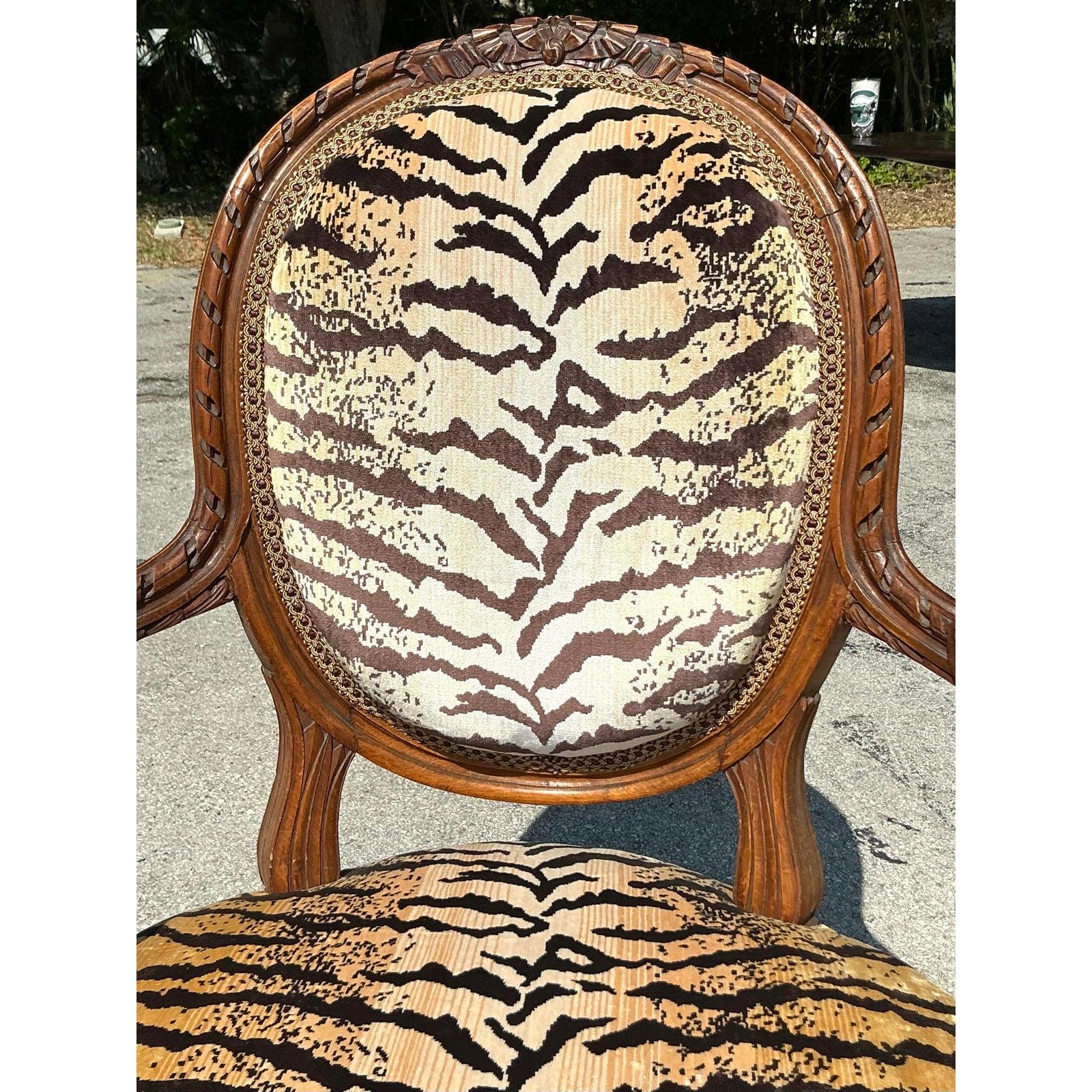 Vintage Regency Medaillon zurück Scalamandre Arm Stühle - ein Paar im Zustand „Gut“ im Angebot in west palm beach, FL