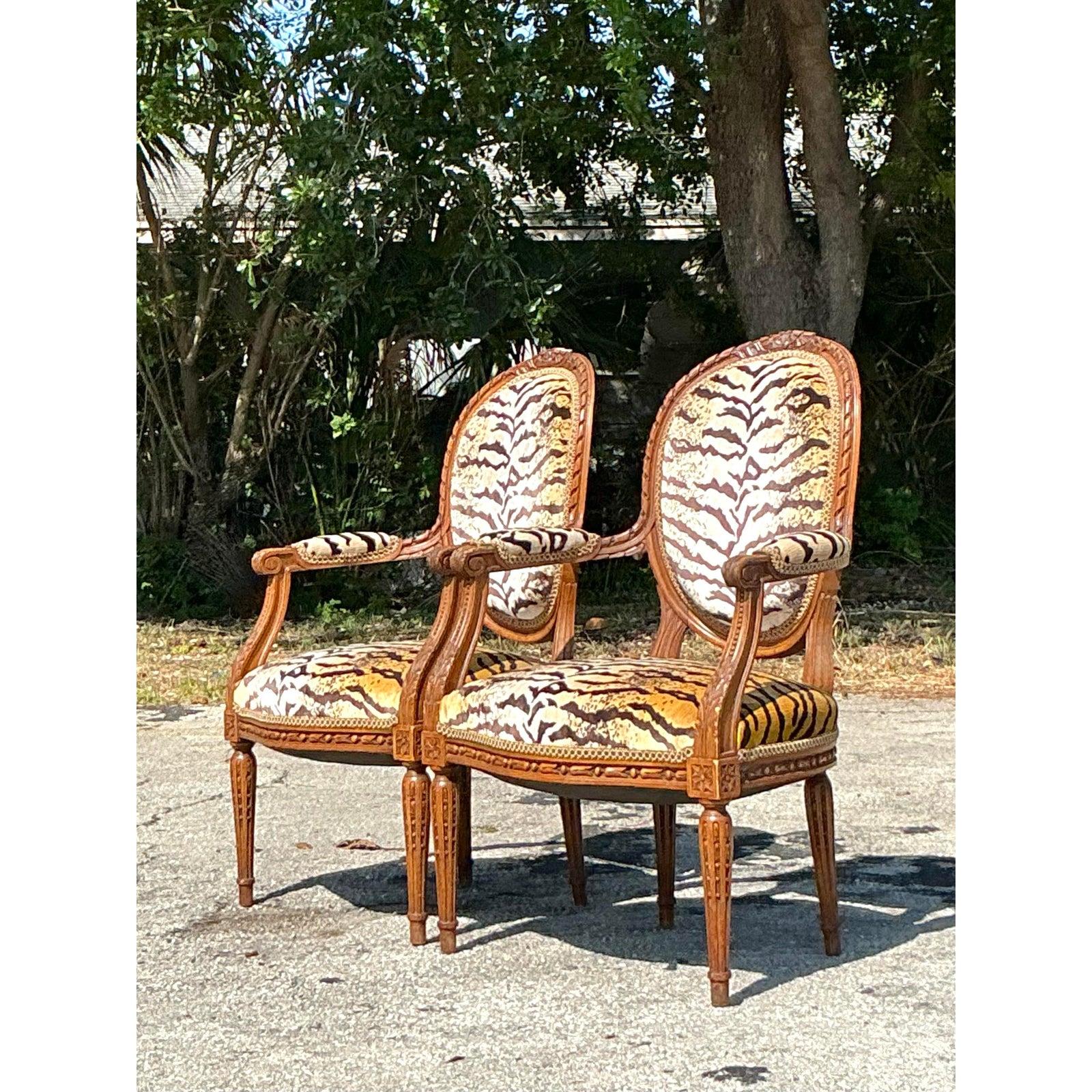 Vintage Regency Medaillon zurück Scalamandre Arm Stühle - ein Paar (20. Jahrhundert) im Angebot